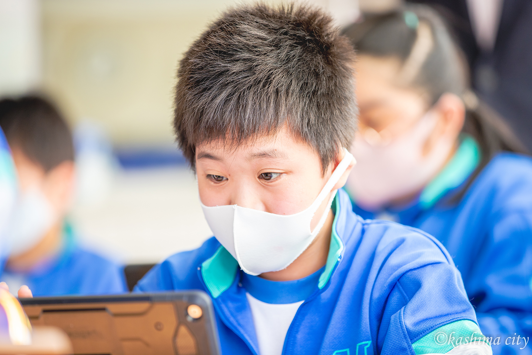 真剣にプログラミングを学ぶ様子