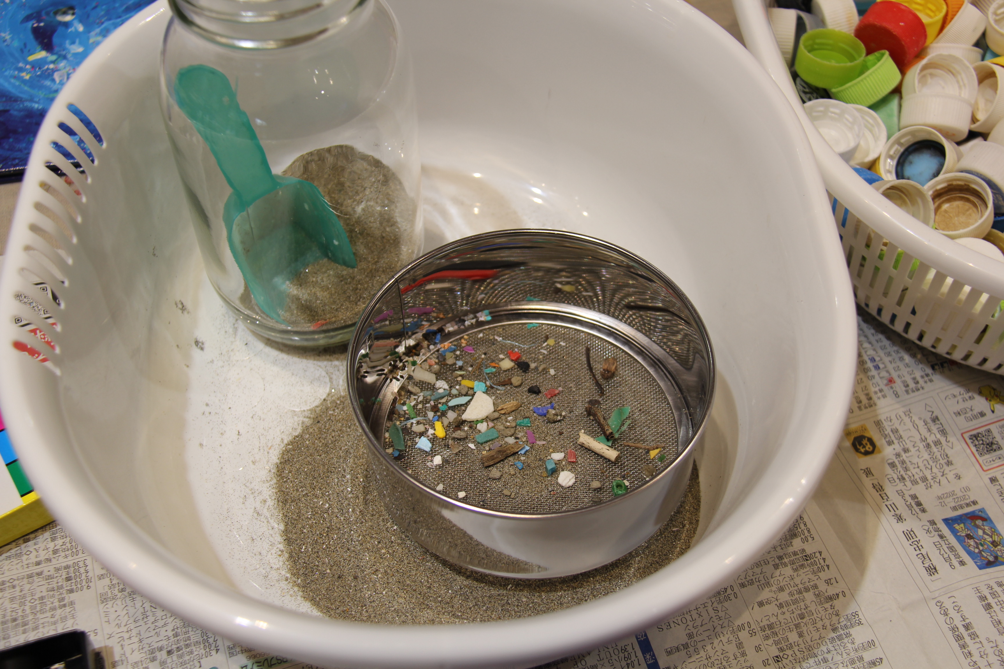 砂の中のマイクロプラスチック