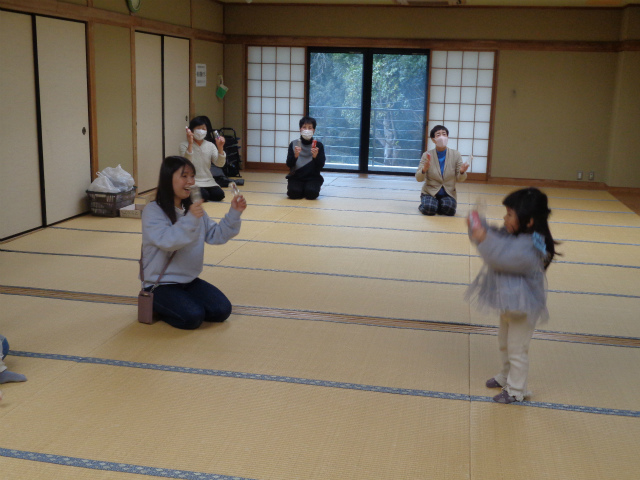 じょうずにマラカスを振る子ども