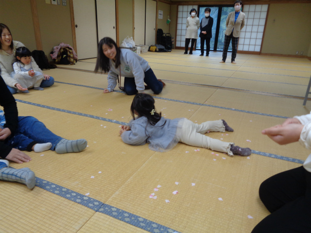 紙吹雪で遊ぶ子ども