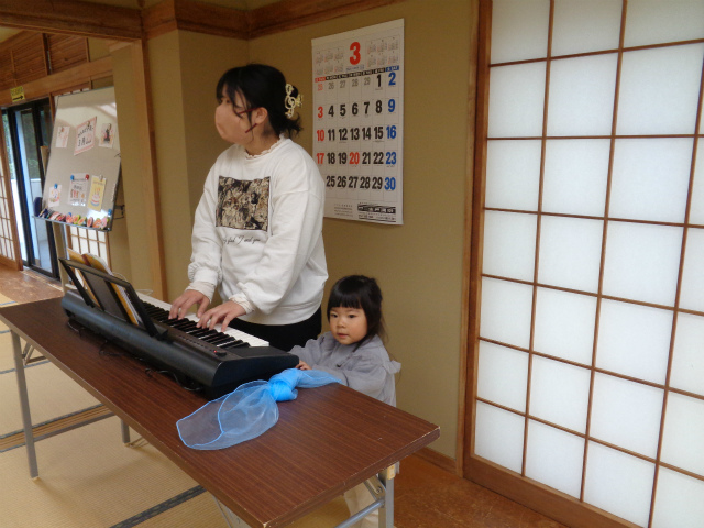 キーボードに興味津々な子ども