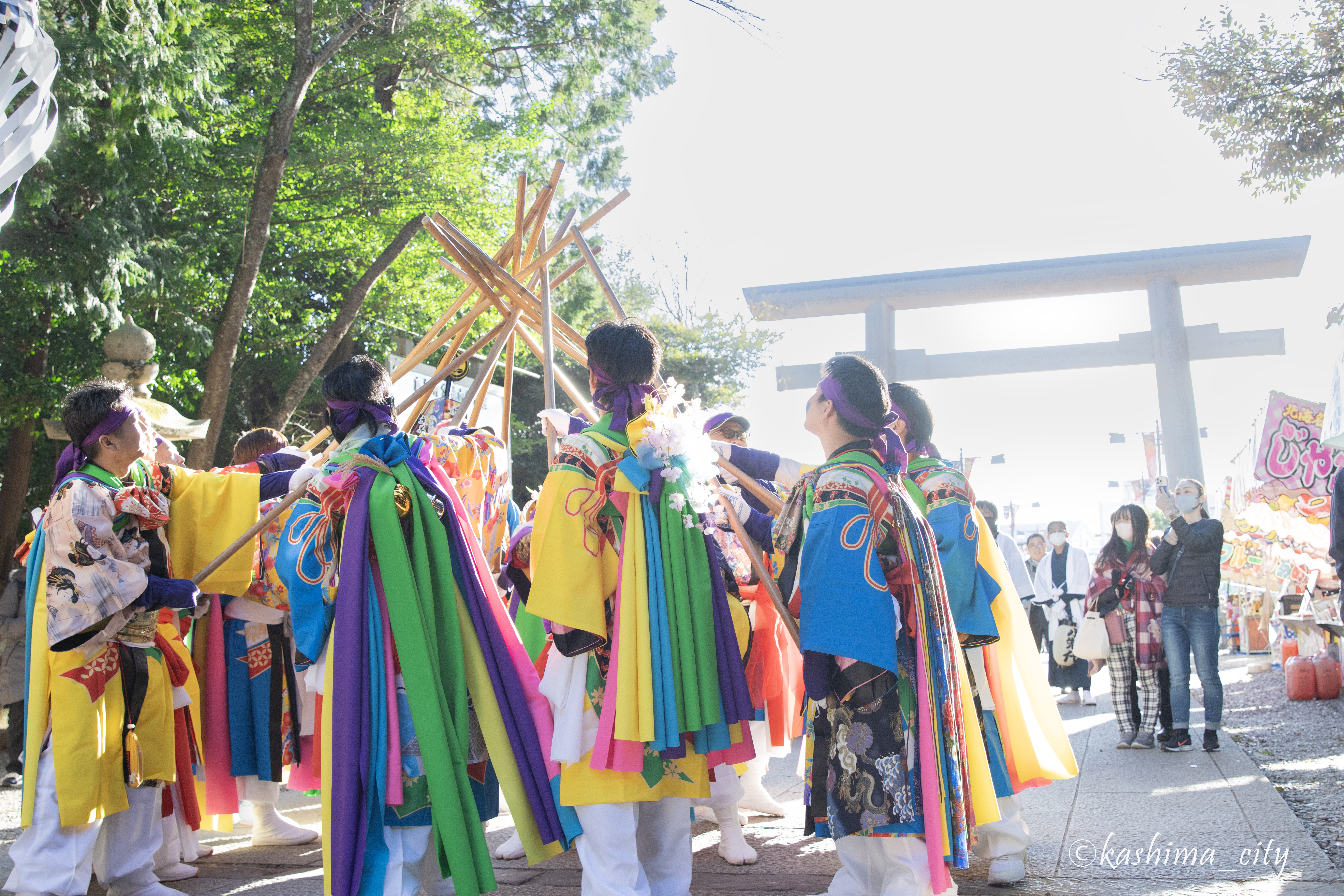 鳥居の前で祭頭囃し