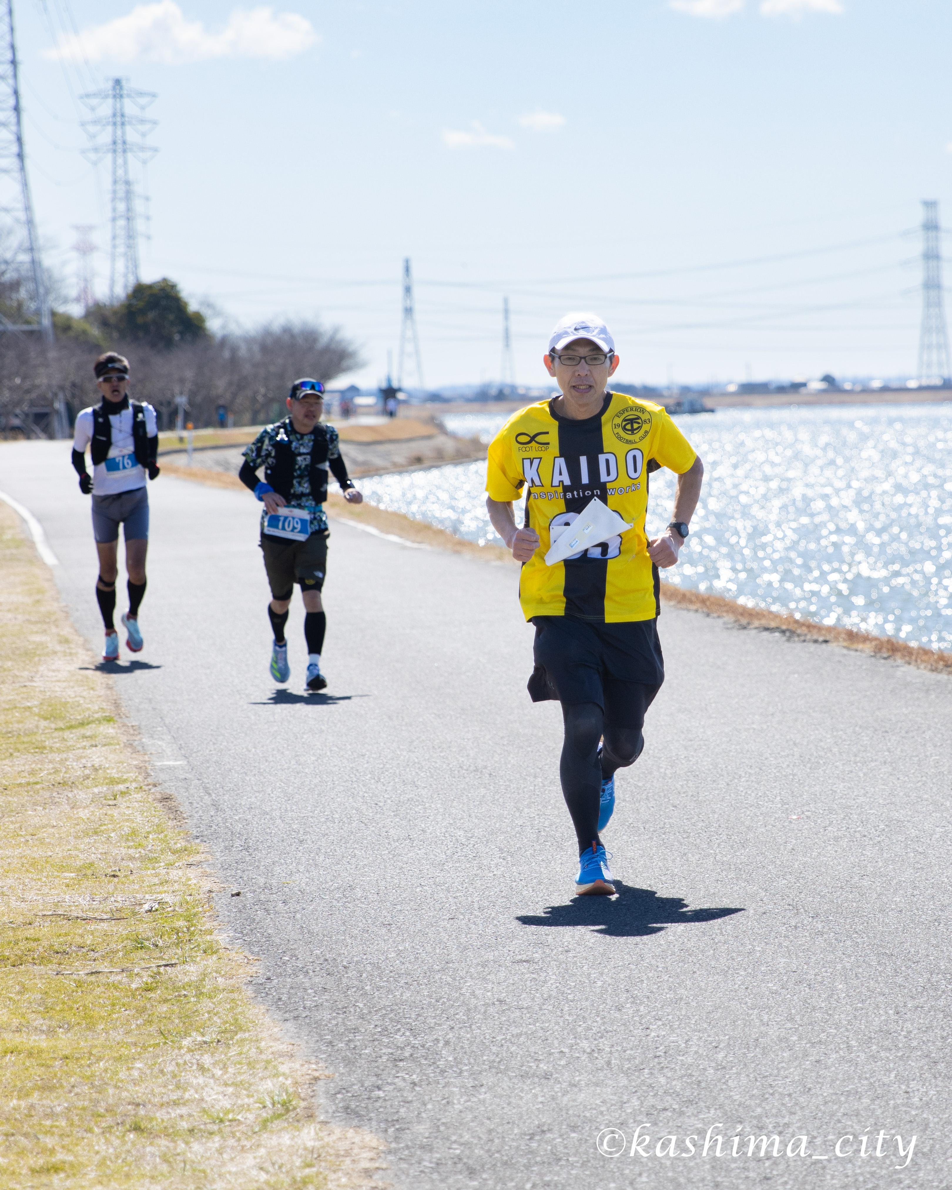 堤防を走るランナー達