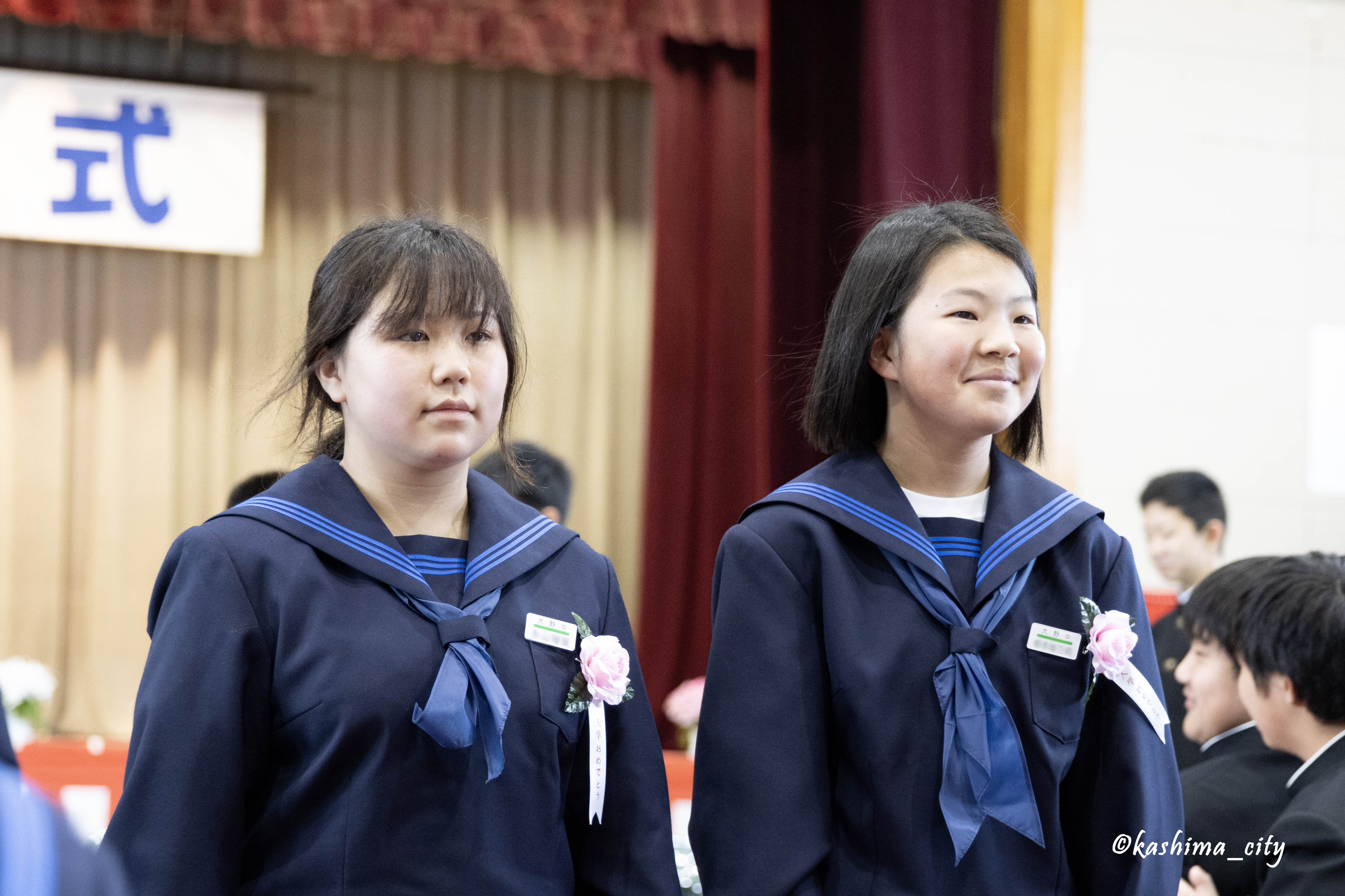 2人の女子生徒が退場する様子