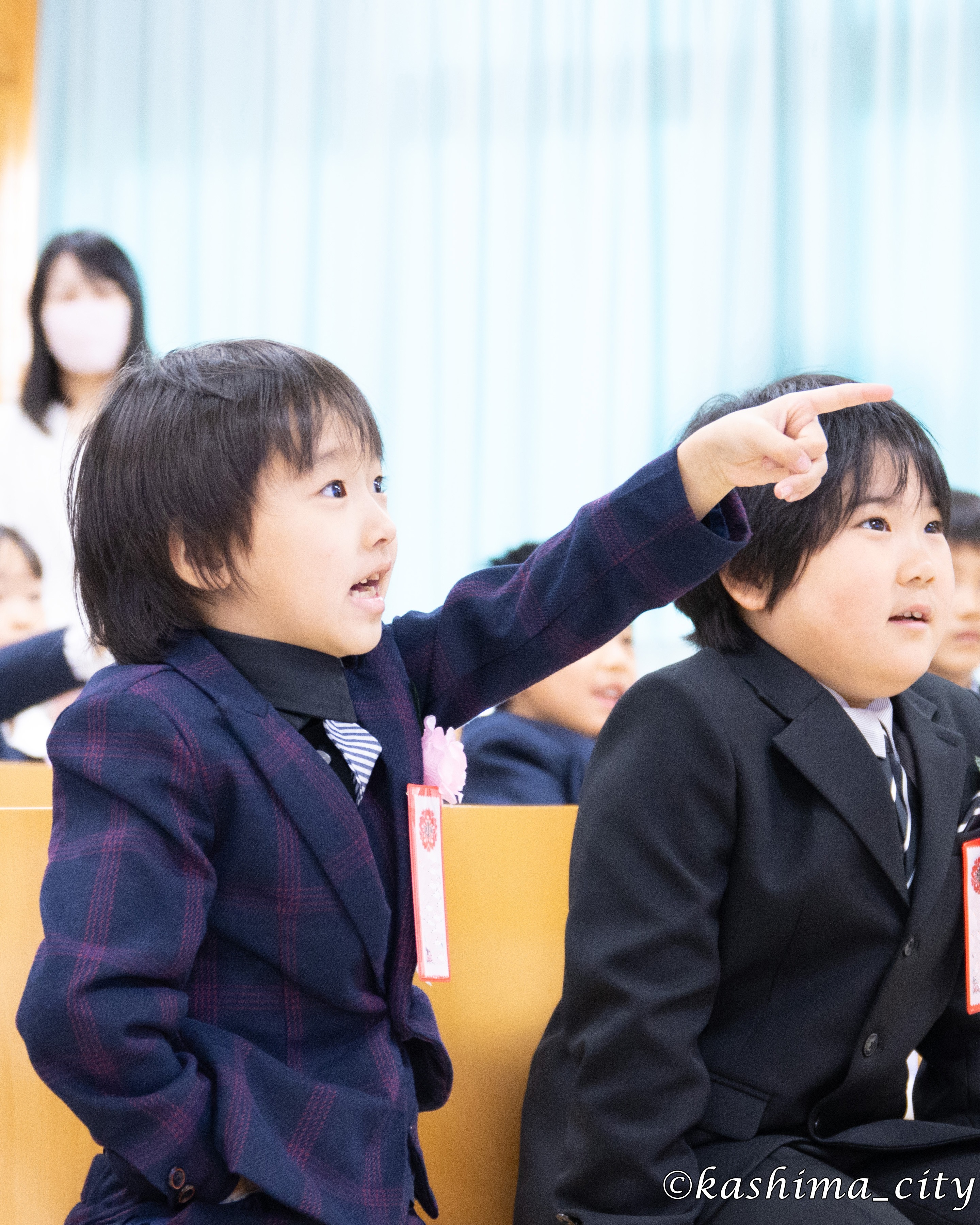 式中の男子児童の様子