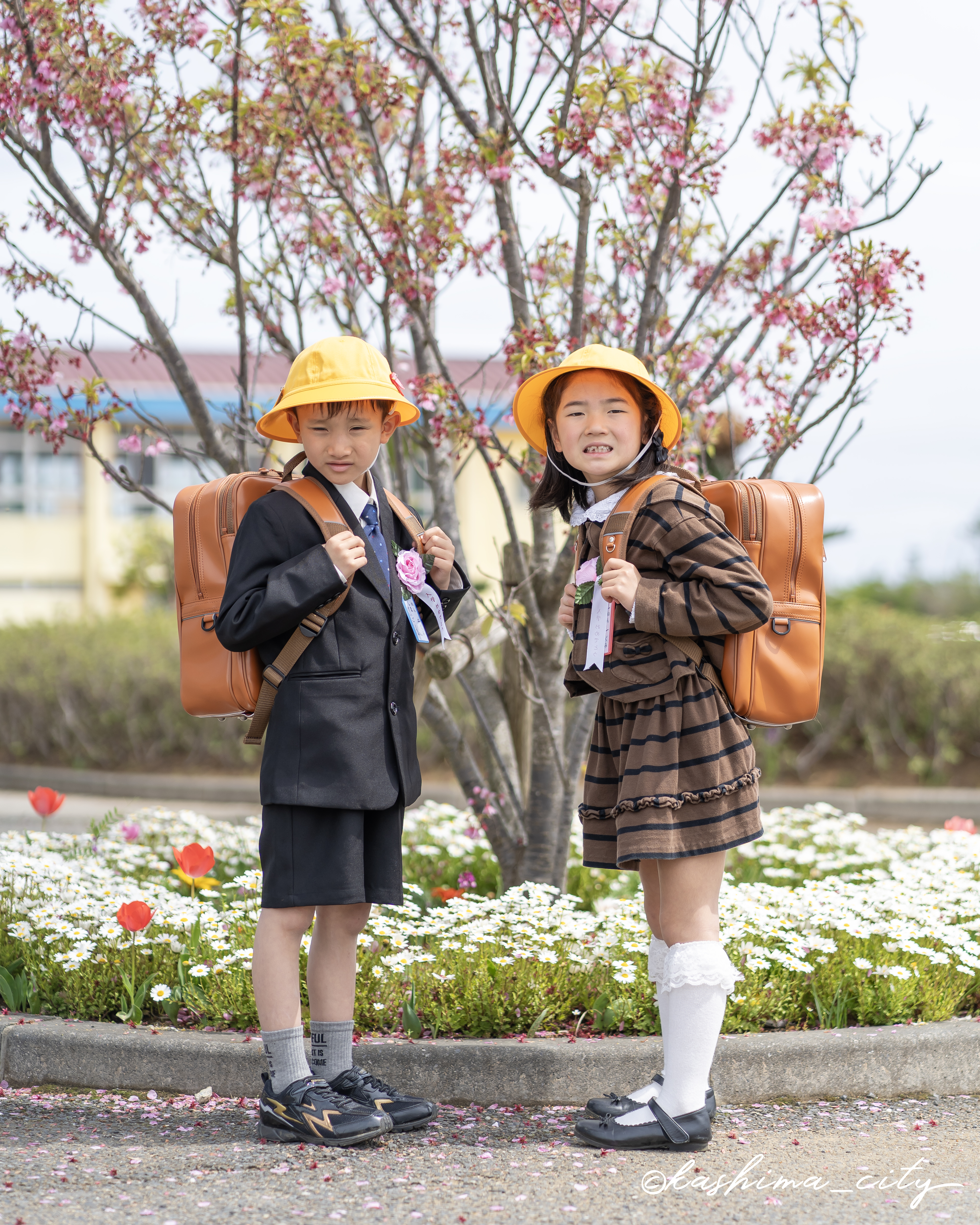 ランドセルを背負った男の子と女の子