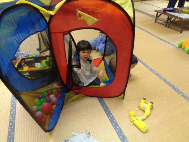 ボールプールで遊ぶ幼児