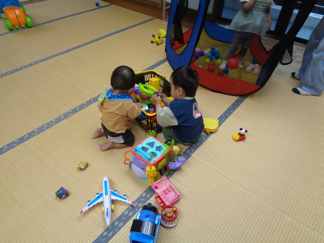 おもちゃを選ぶ子どもたち