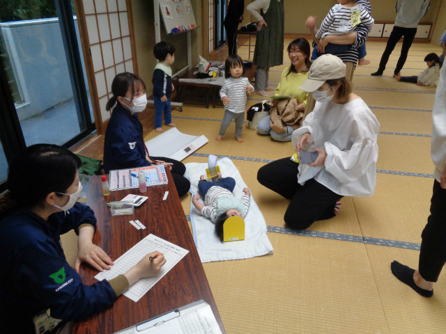 身長を測る子ども