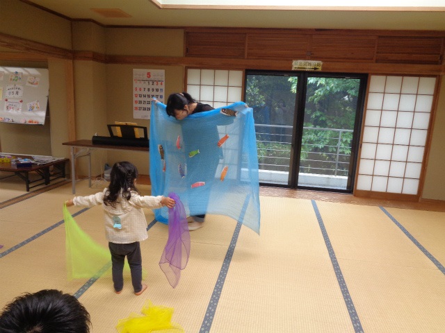 リトミックスカーフを広げる先生