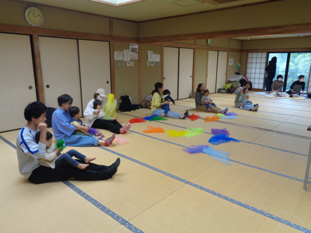 手遊びをする親子たち