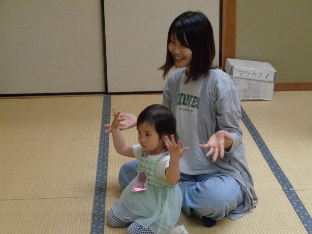 手をひらひらしている親子