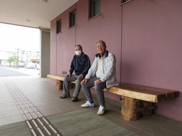 入口ベンチ