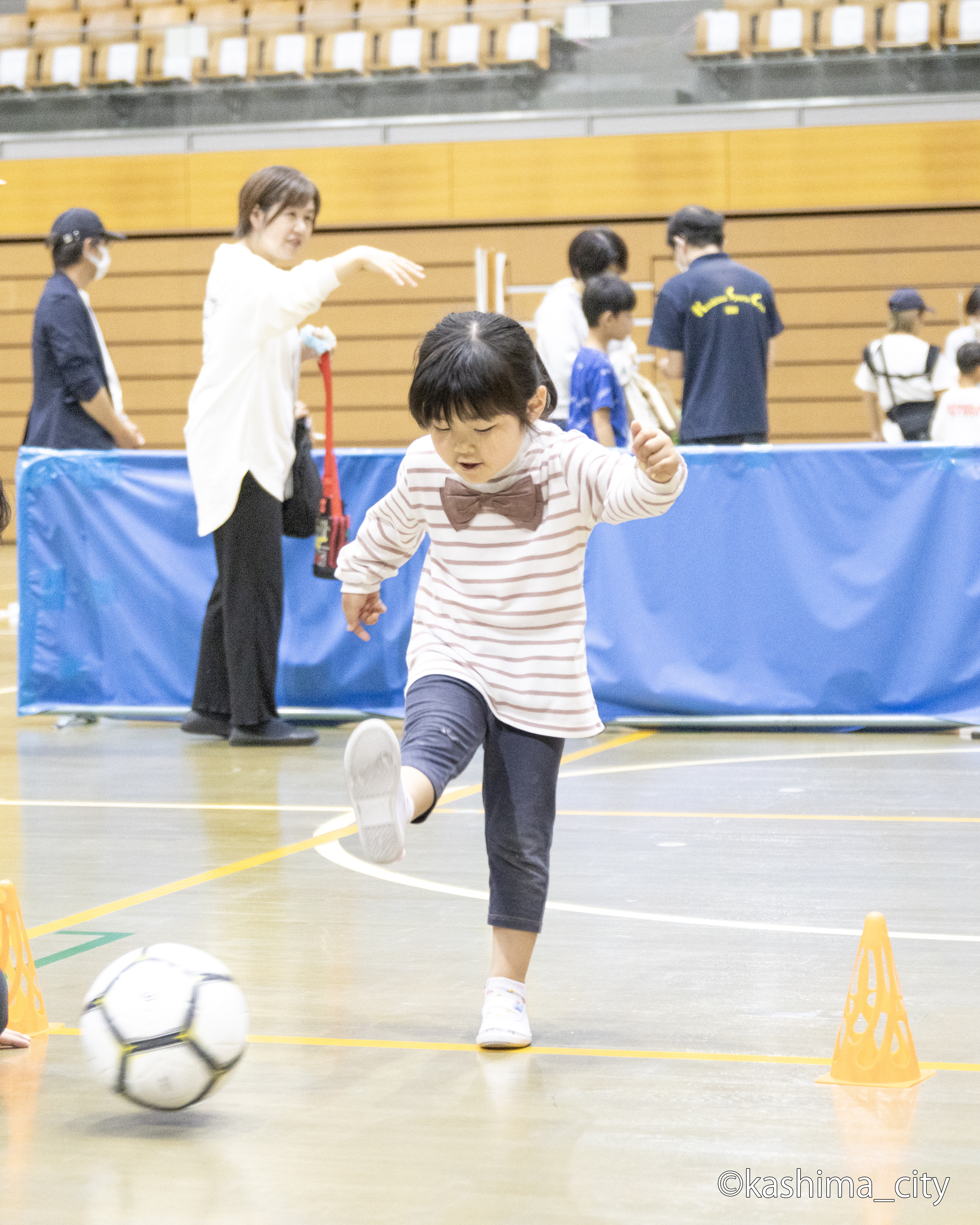 サッカーする女の子