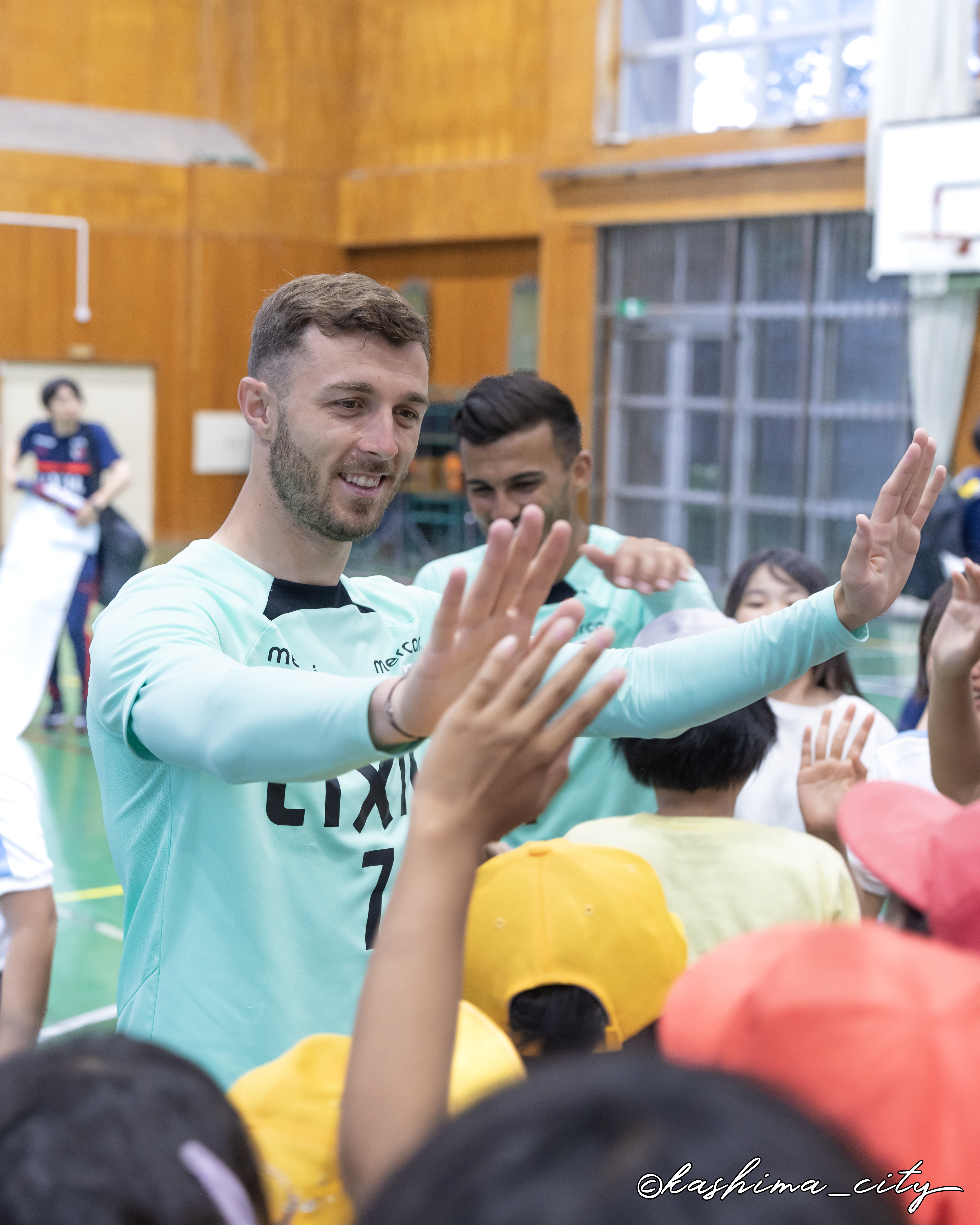 子どもたちとハイタッチをするチャブリッチ選手