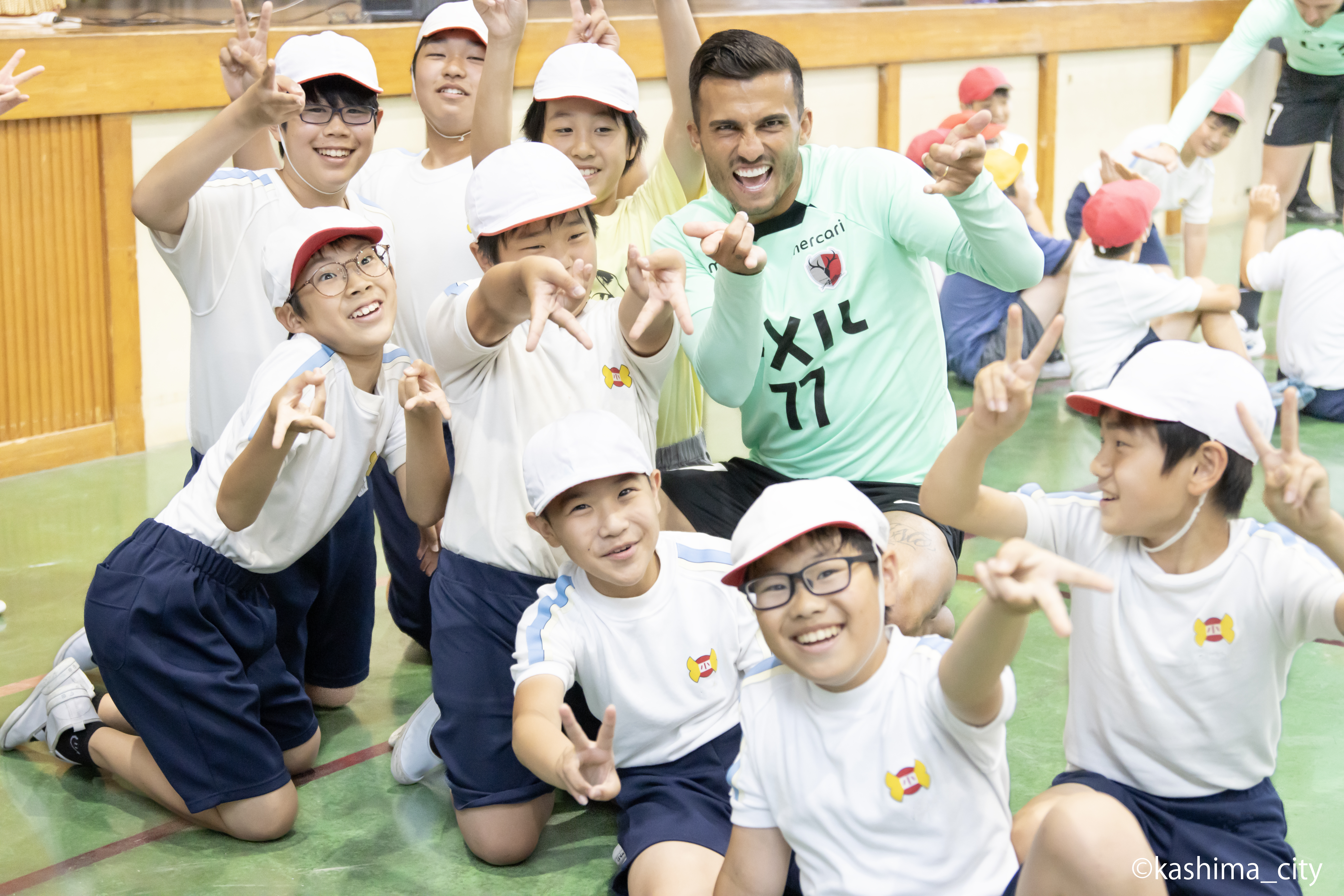子どもたちと交流するパレジ選手