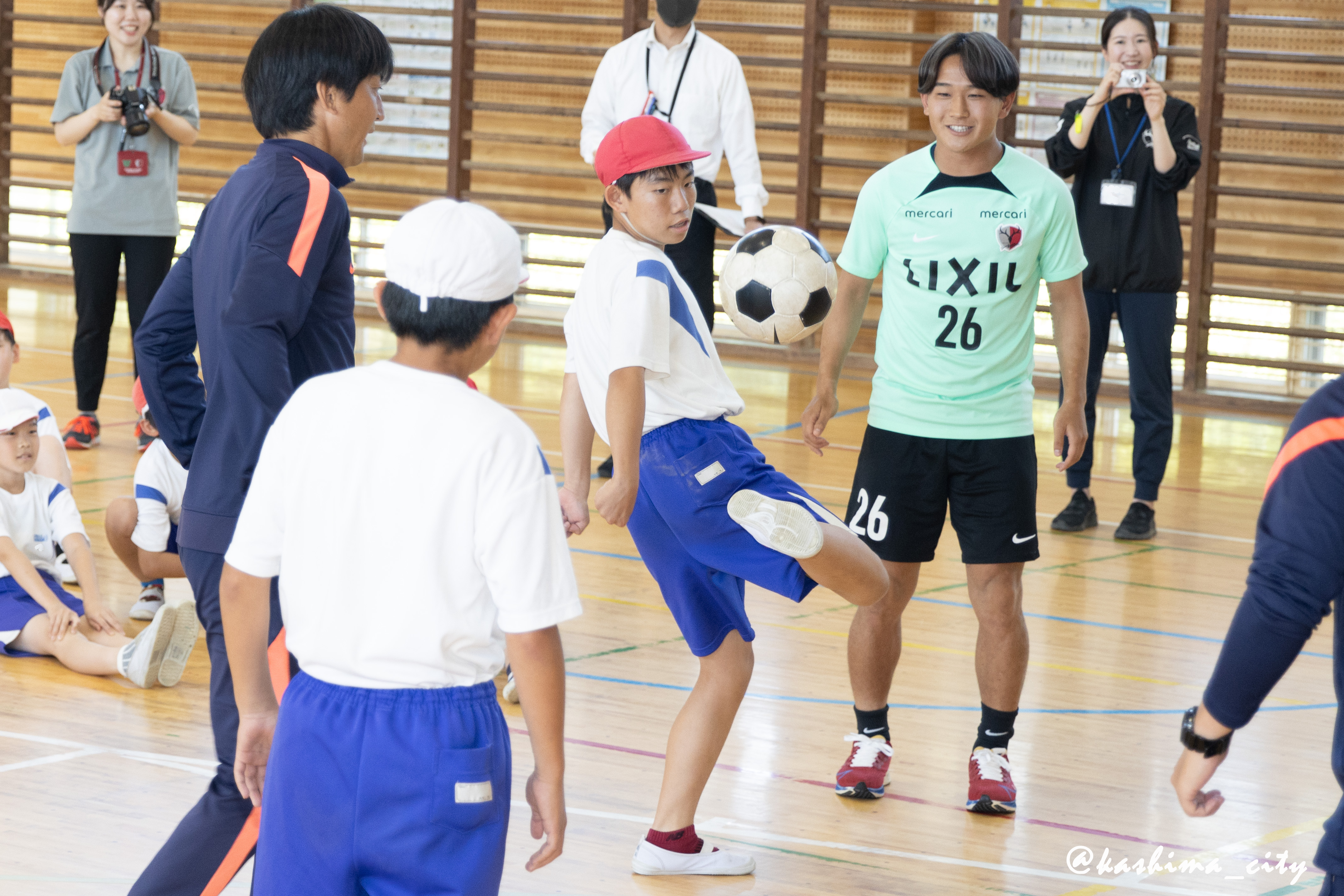 リフティングをする選手と子どもたち②
