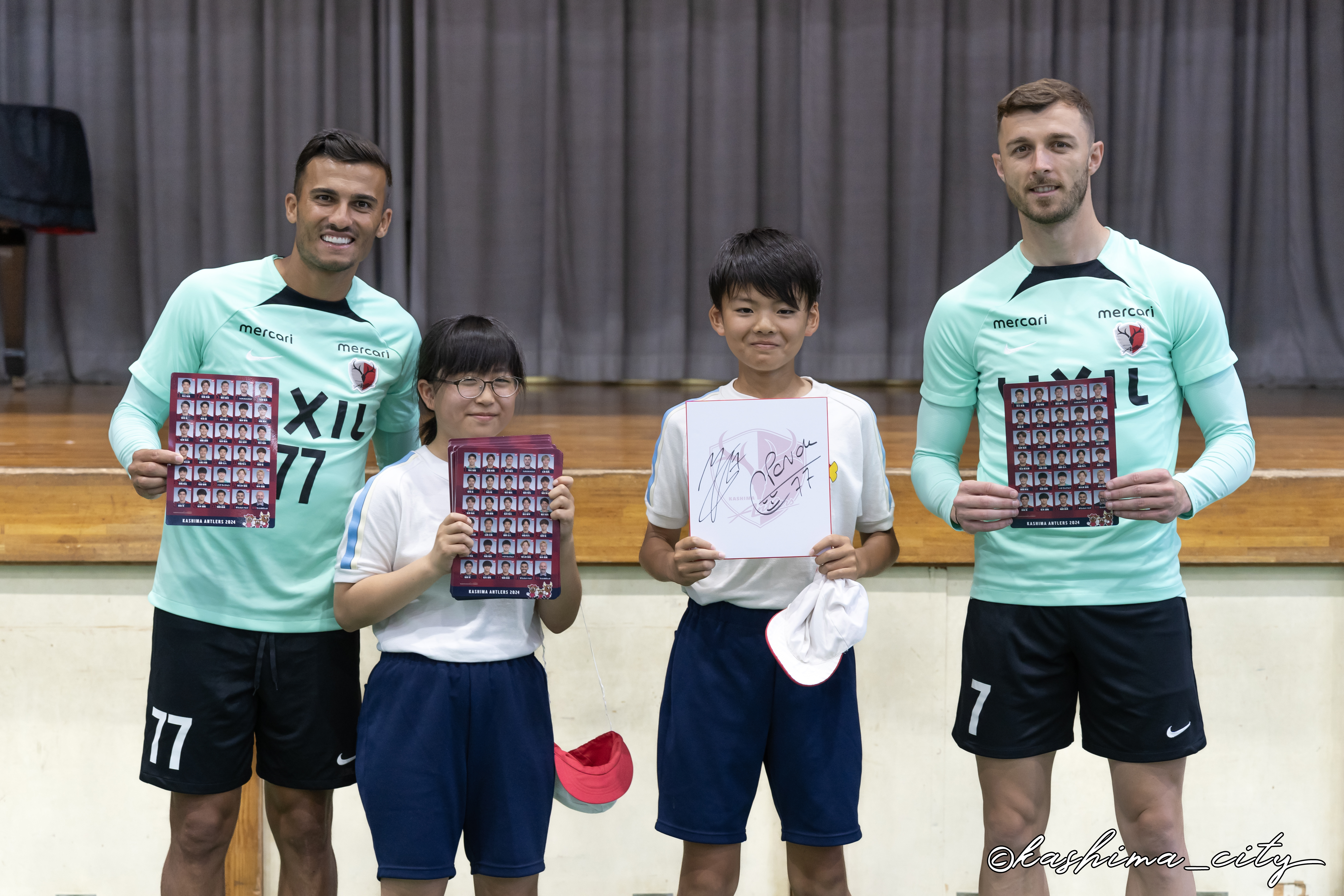 子ども２人とパレジ選手とチャブリッチ選手