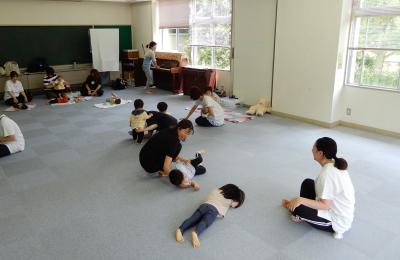オルガンの音に合わせて出席確認