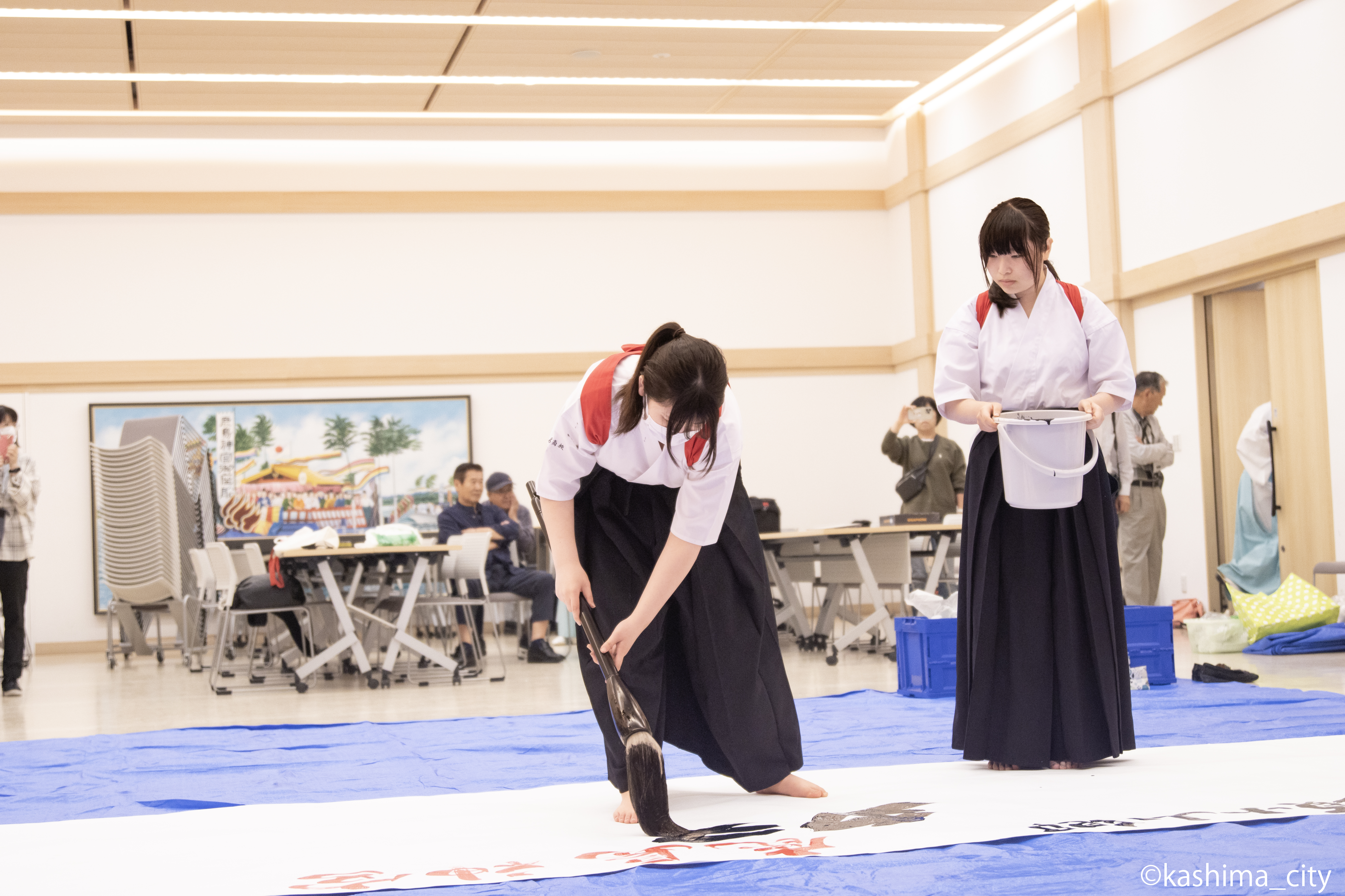 「祭」の文字を書き上げる様子