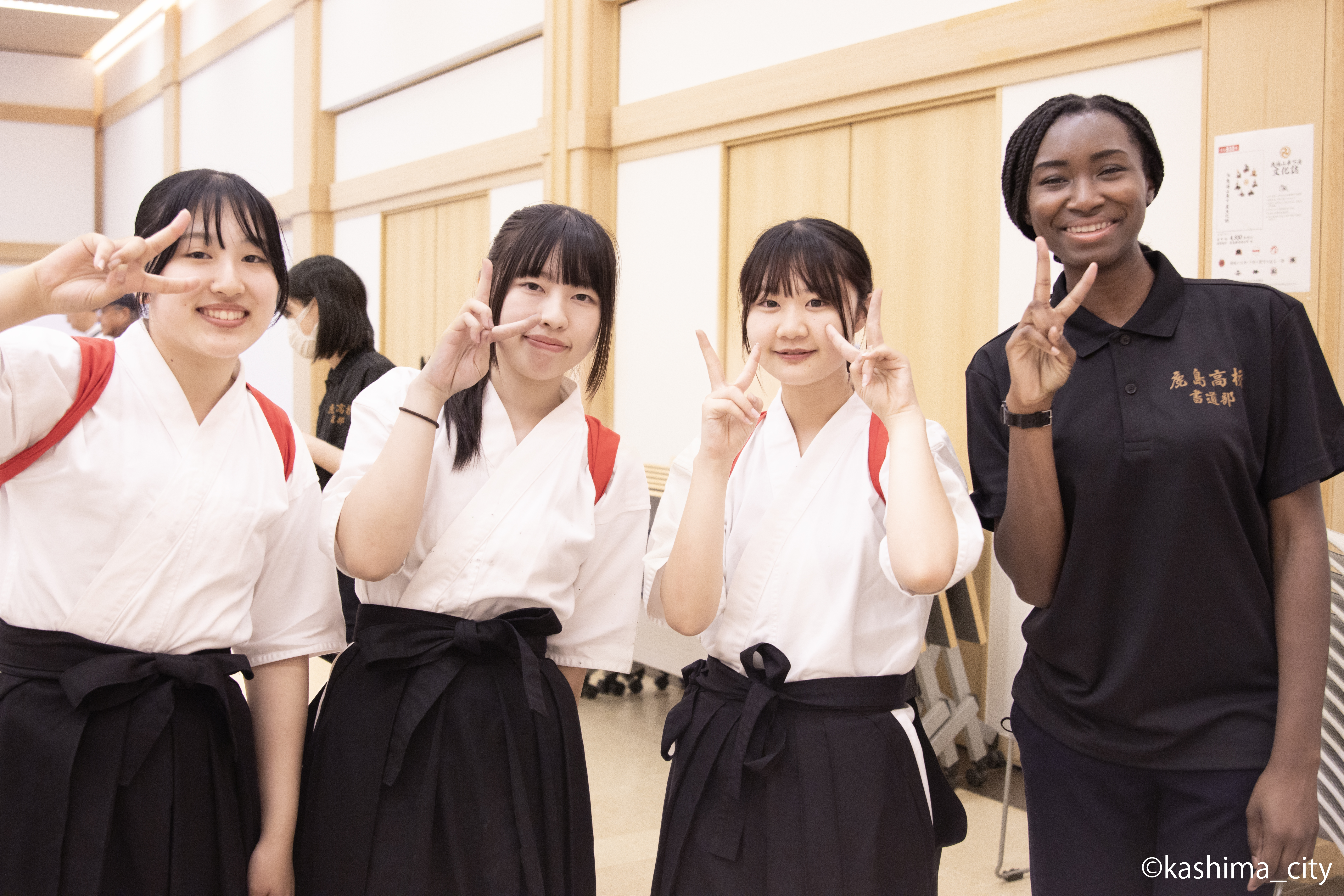 終了後、笑顔でピースする部員たちの様子