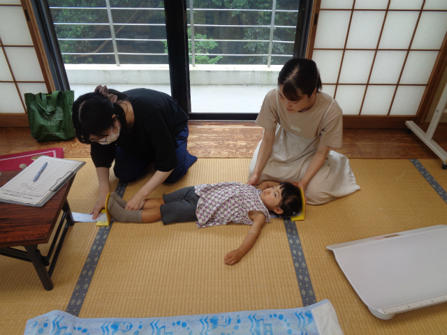 身長を測る幼児