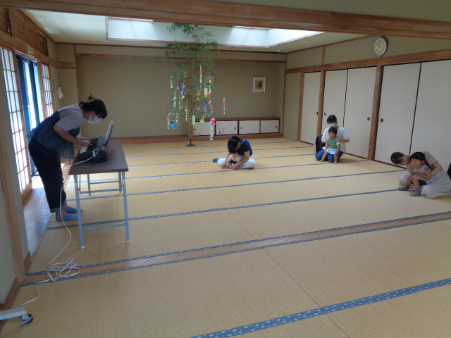 リトミック講師に挨拶をする親子