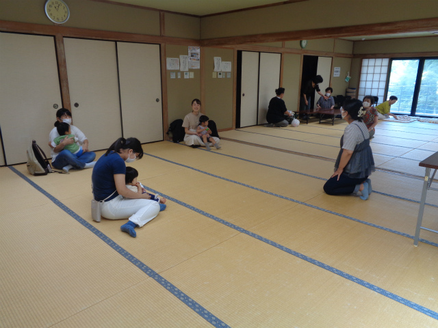 子どもたちに挨拶をするリトミック講師