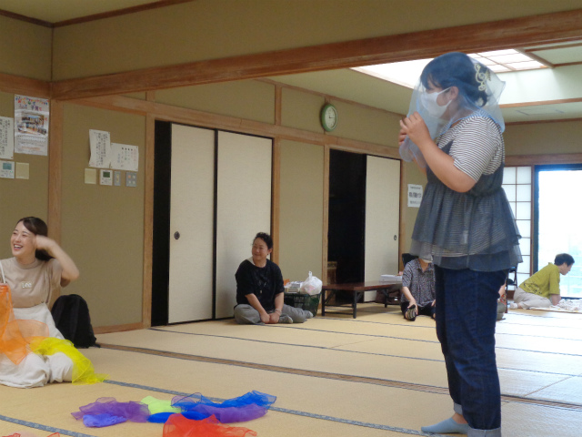 リトミックスカーフをを頭にかぶせる講師