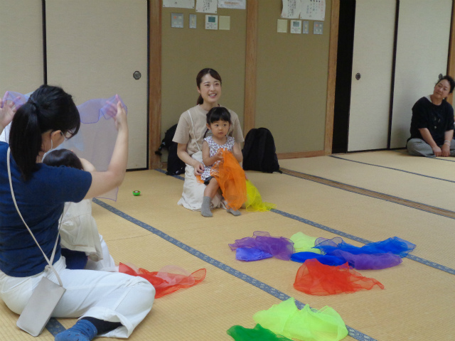 リトミックスカーフをで遊ぶ子どもたち