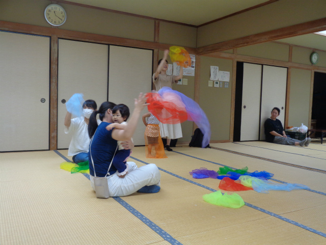 リトミックスカーフを広げて遊ぶ幼児