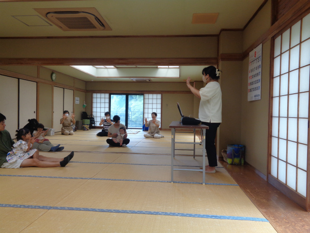 手遊びをする親子