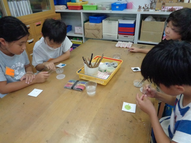 七宝焼きの柄を考える子どもたち