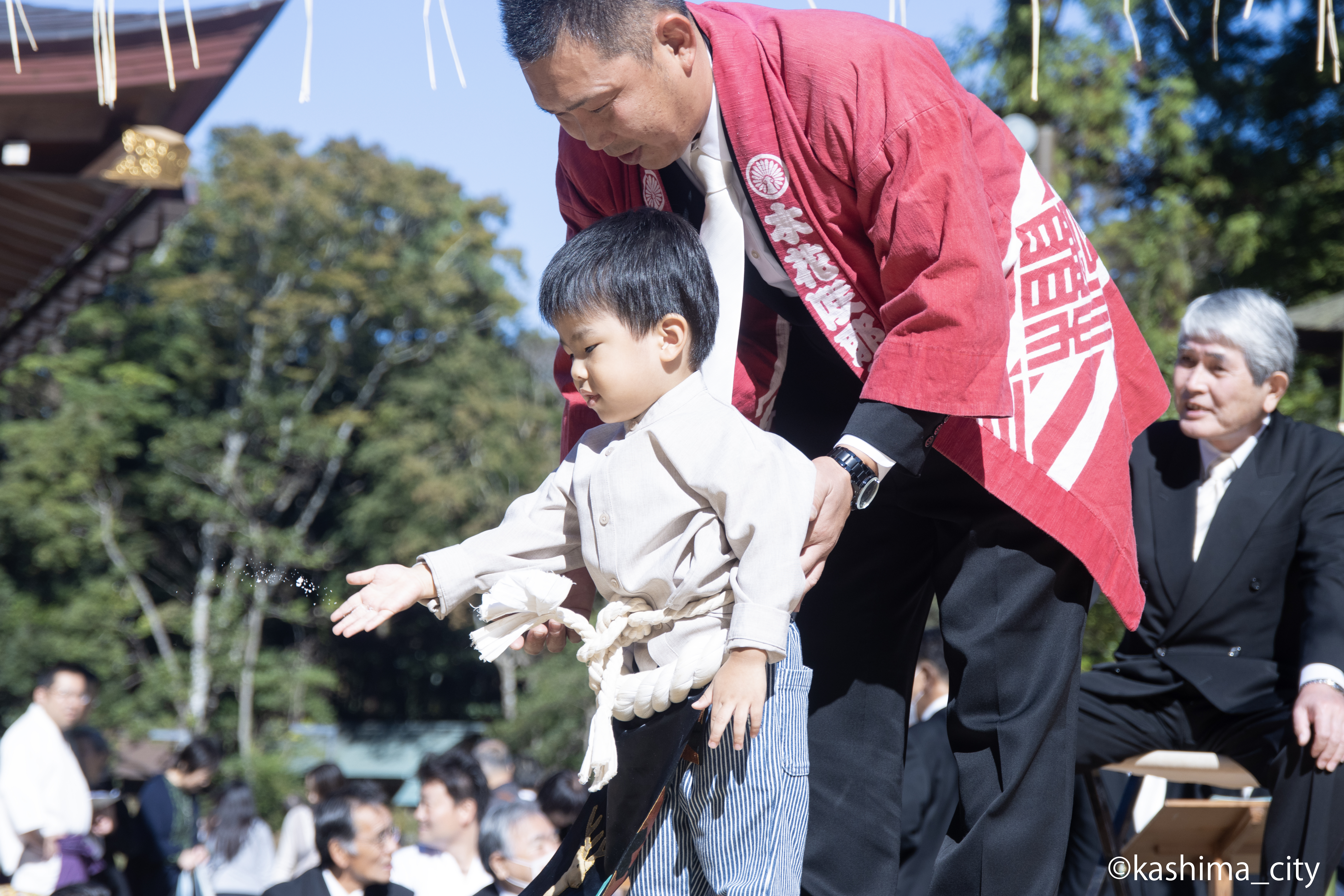 清めの塩を撒く様子