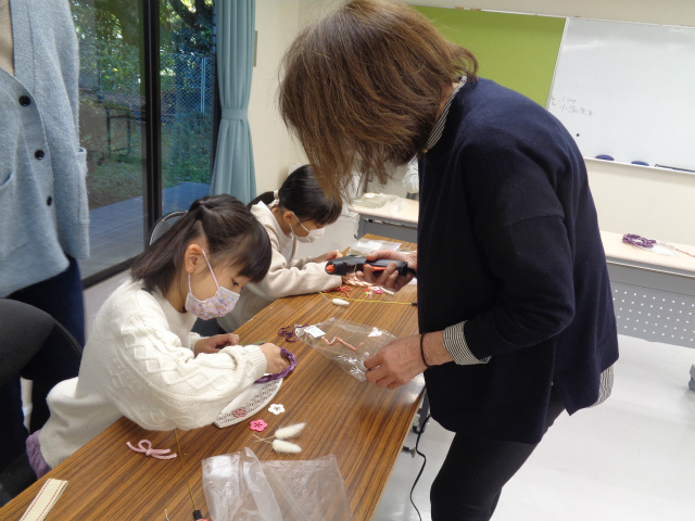 子どもにアドバイスをする先生