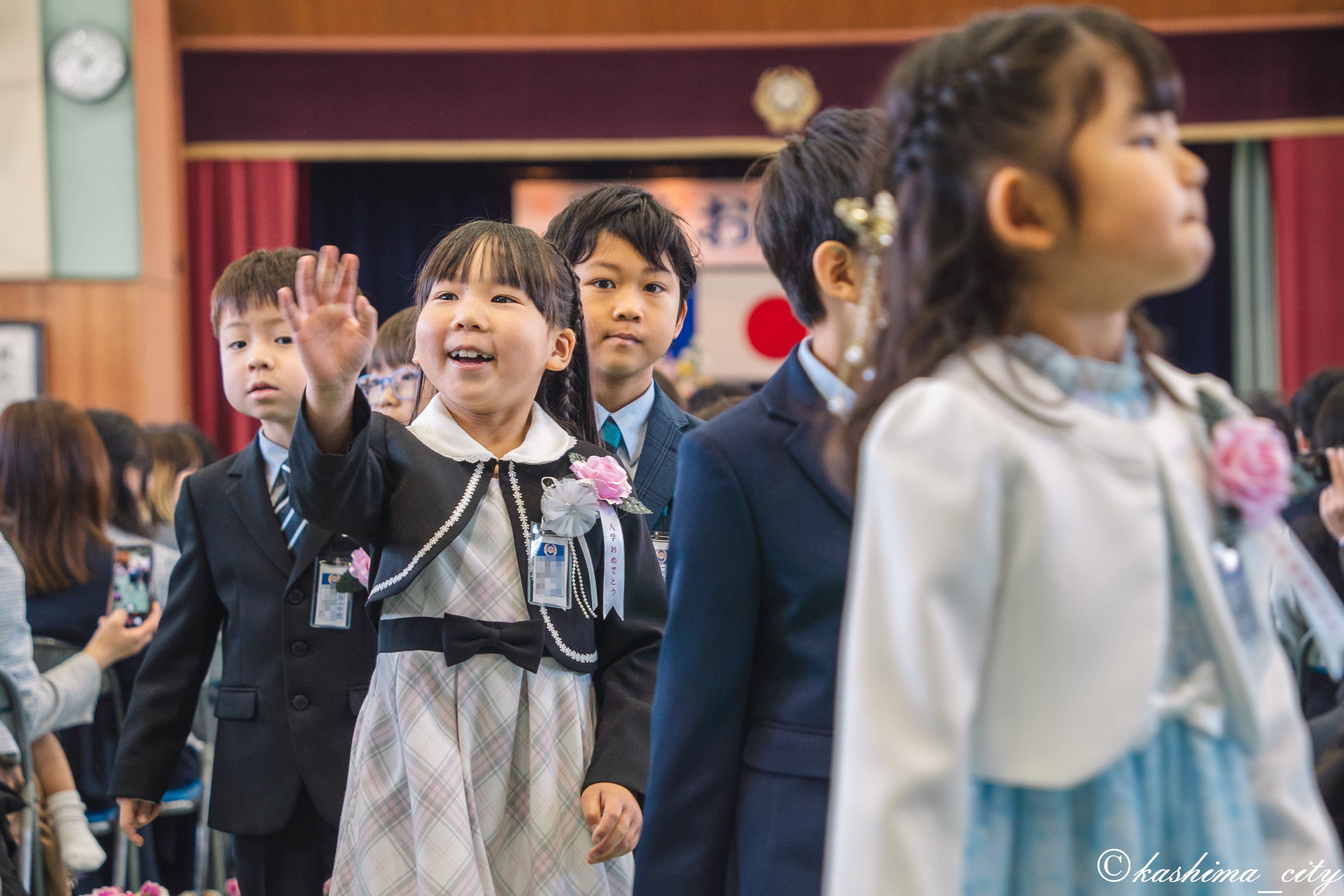 退場する小学生