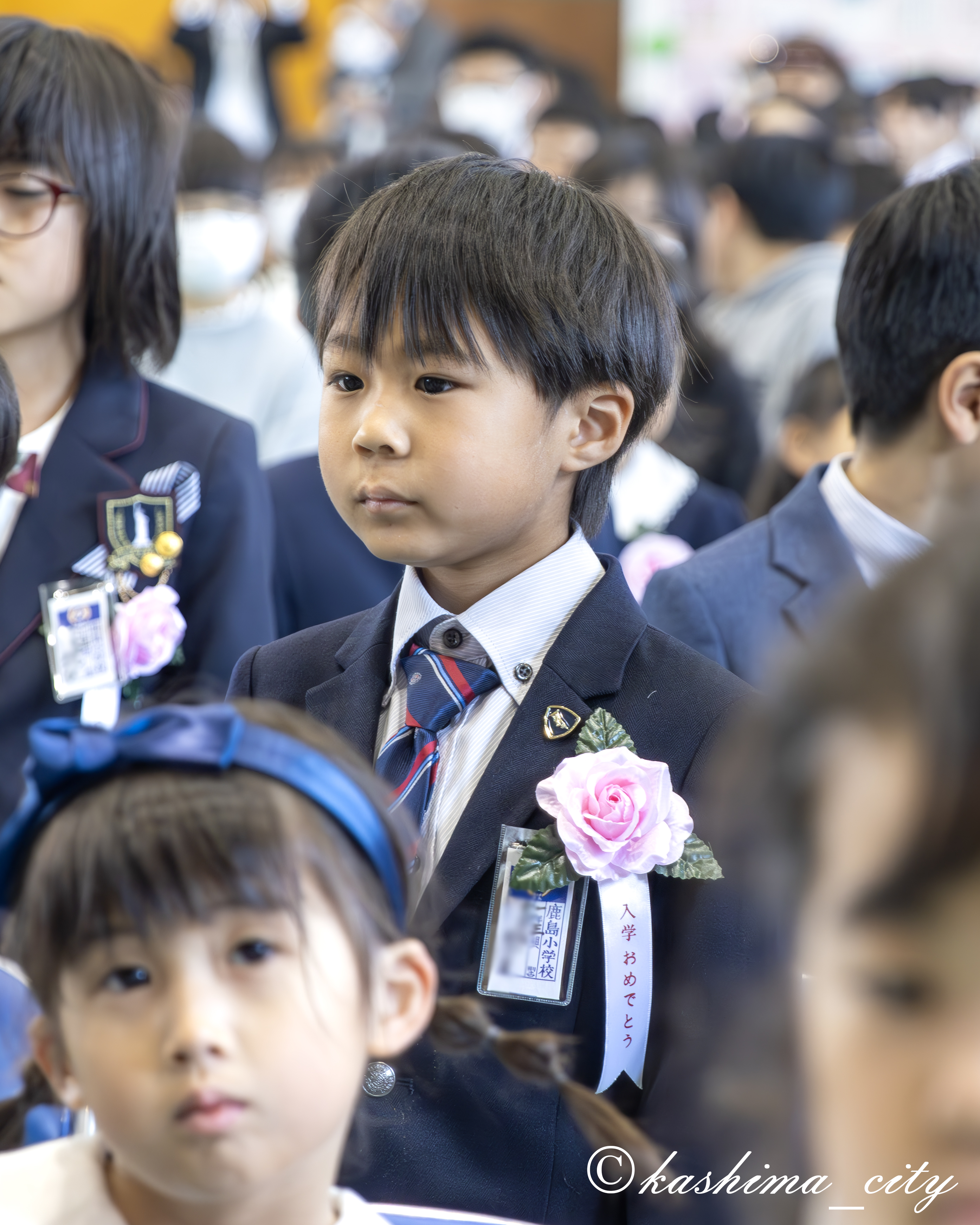 起立する小学生