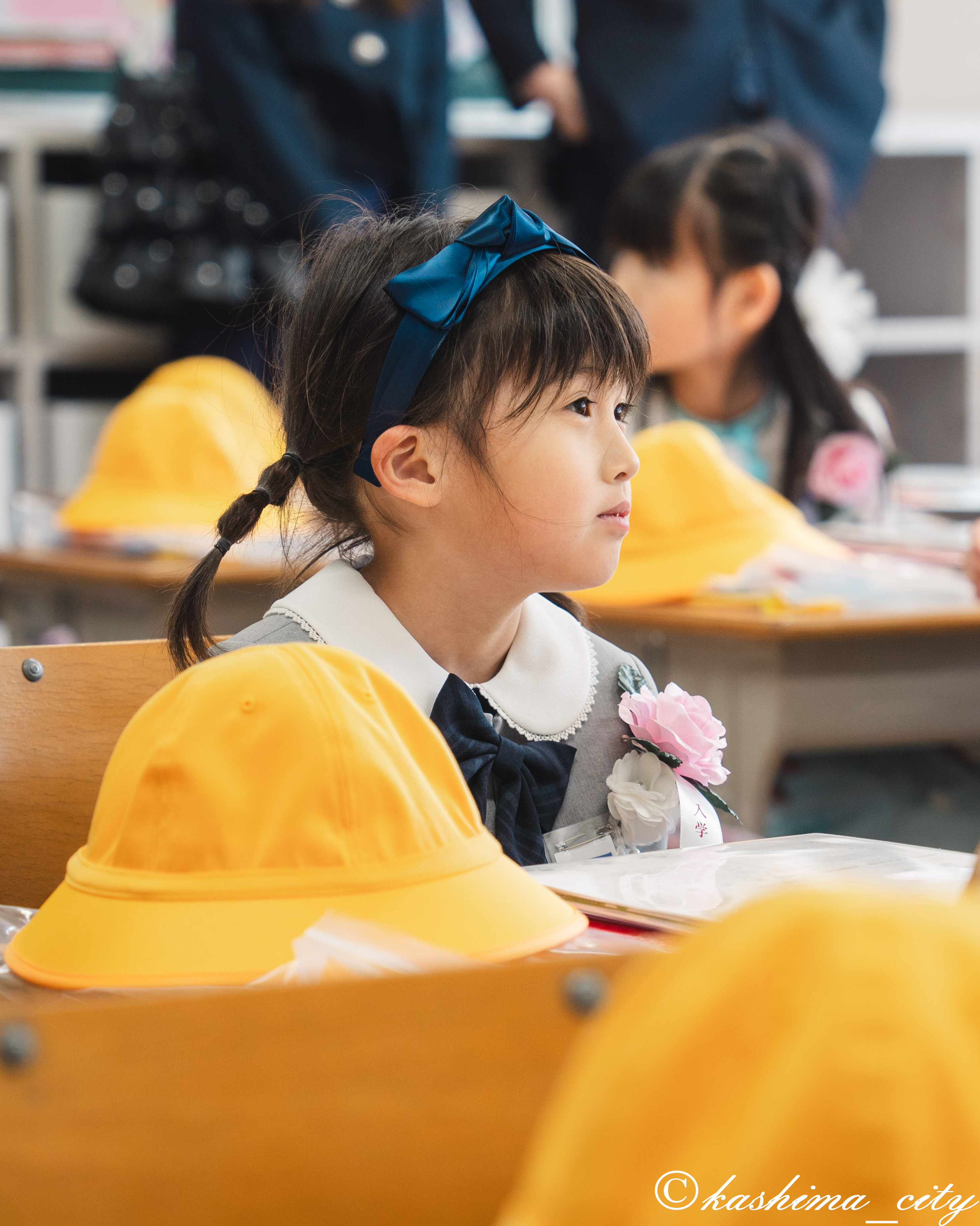 教員の話を聞く小学生