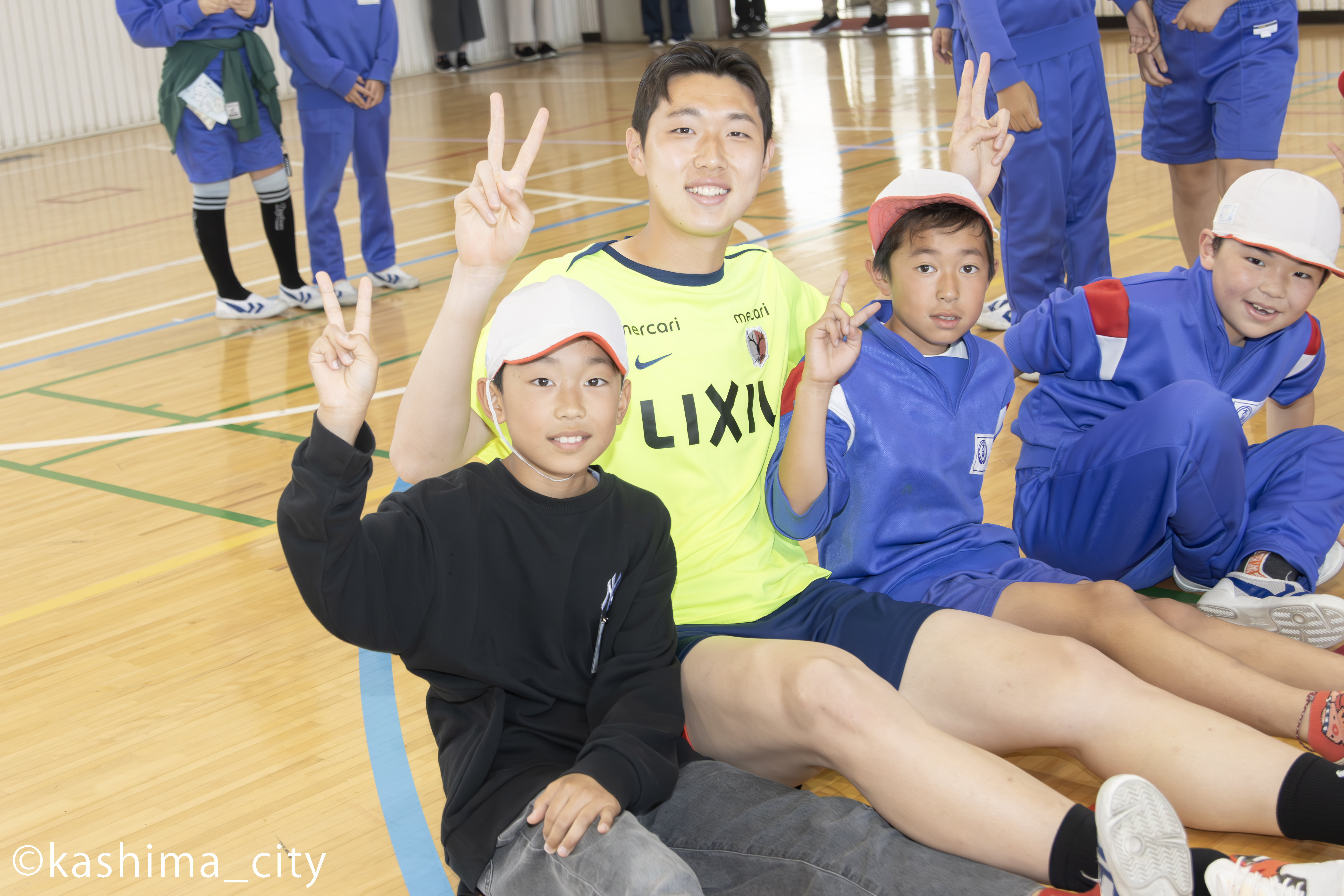 子どもたちと戯れるパク選手