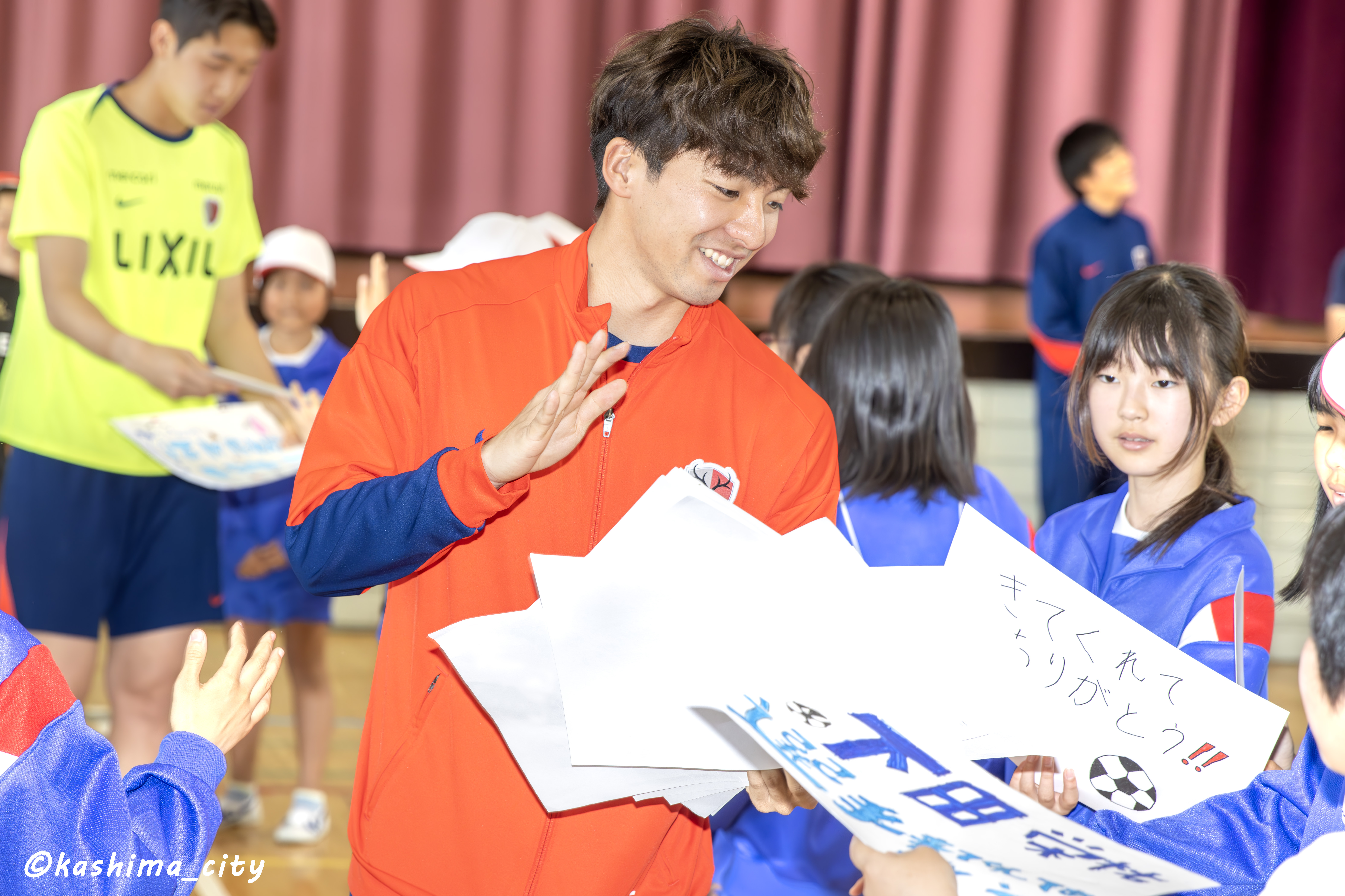 小学生に歓迎される下田選手