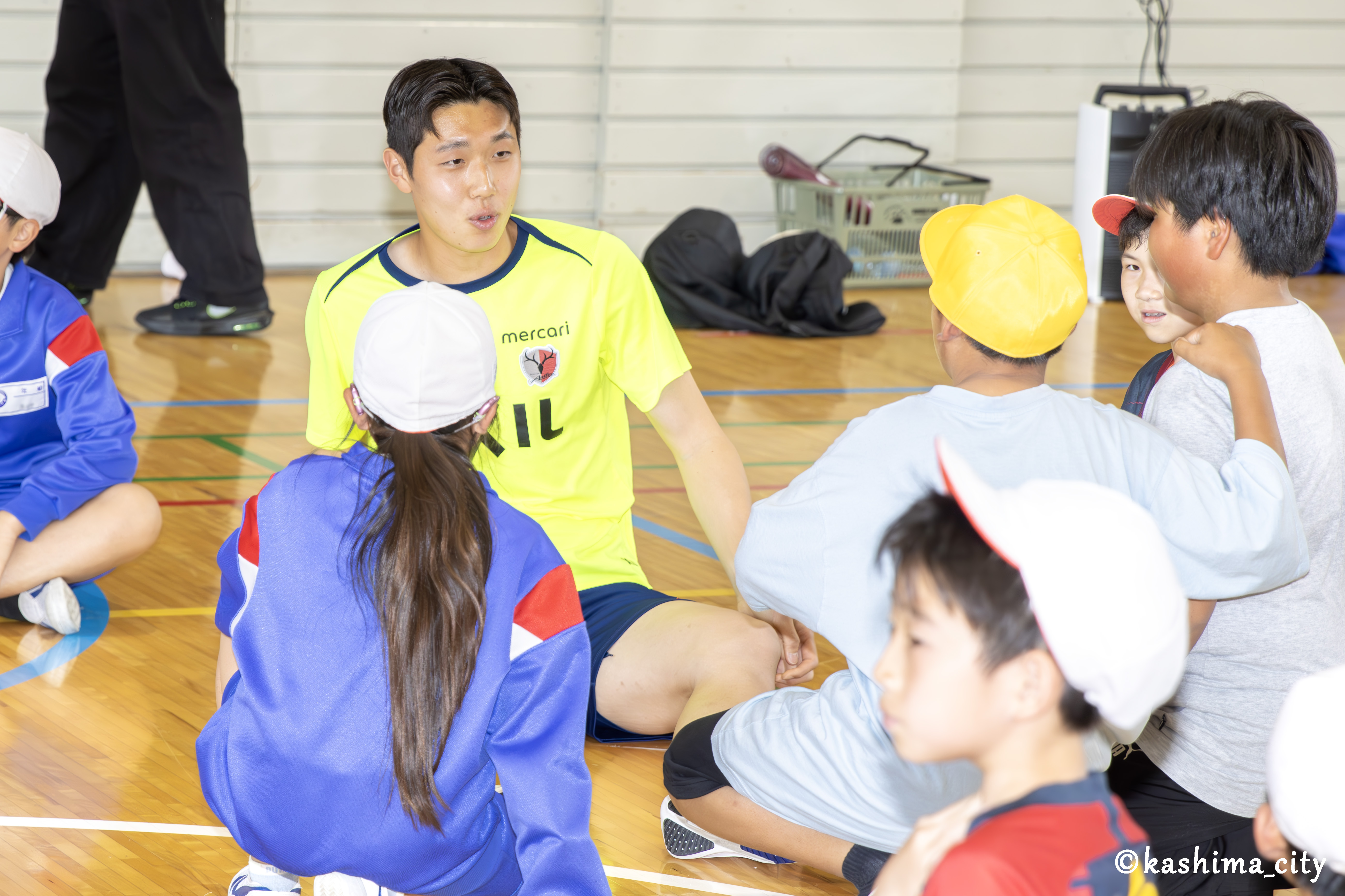 子どもたちと戯れるパク選手