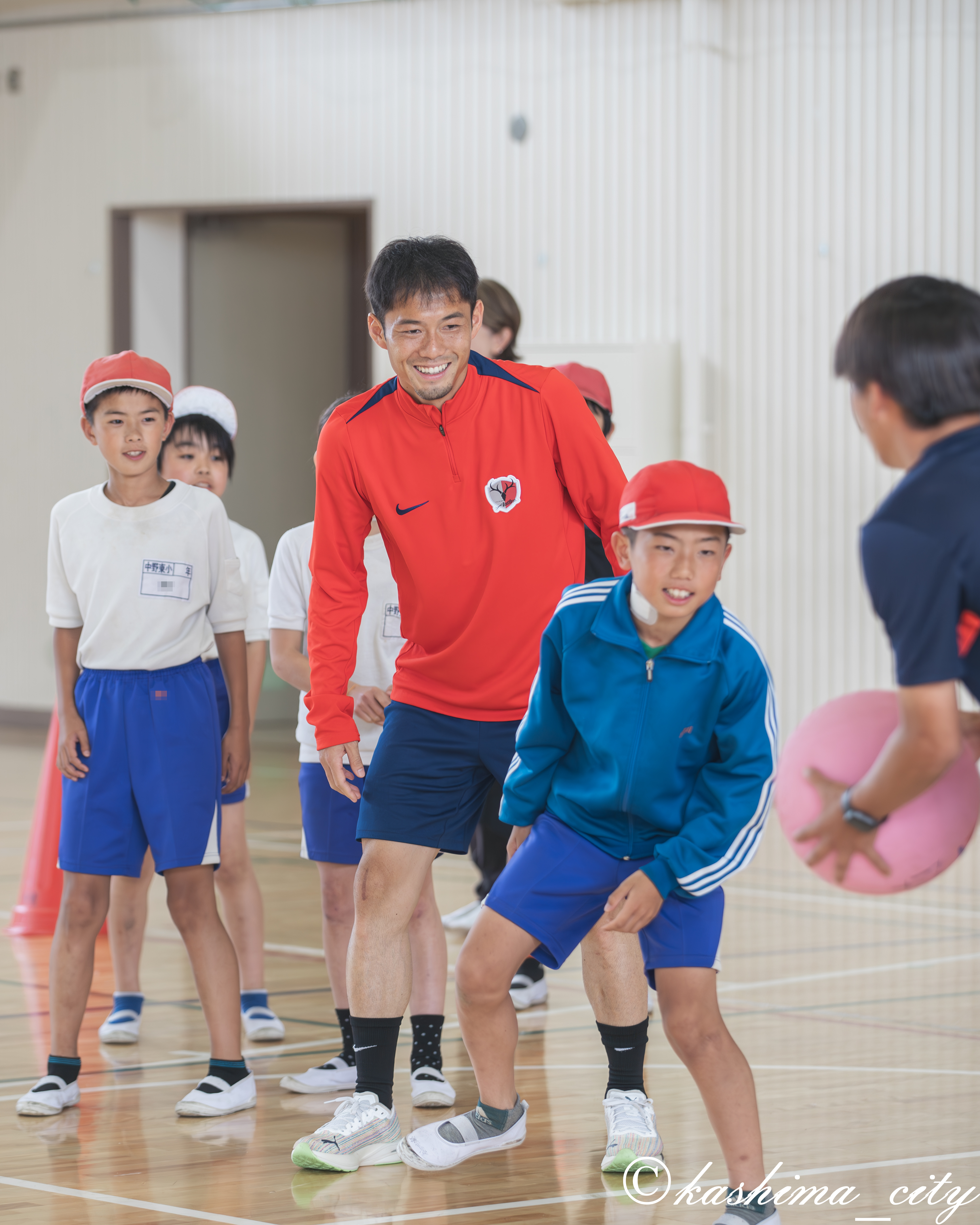 ドッジボールをする小池選手