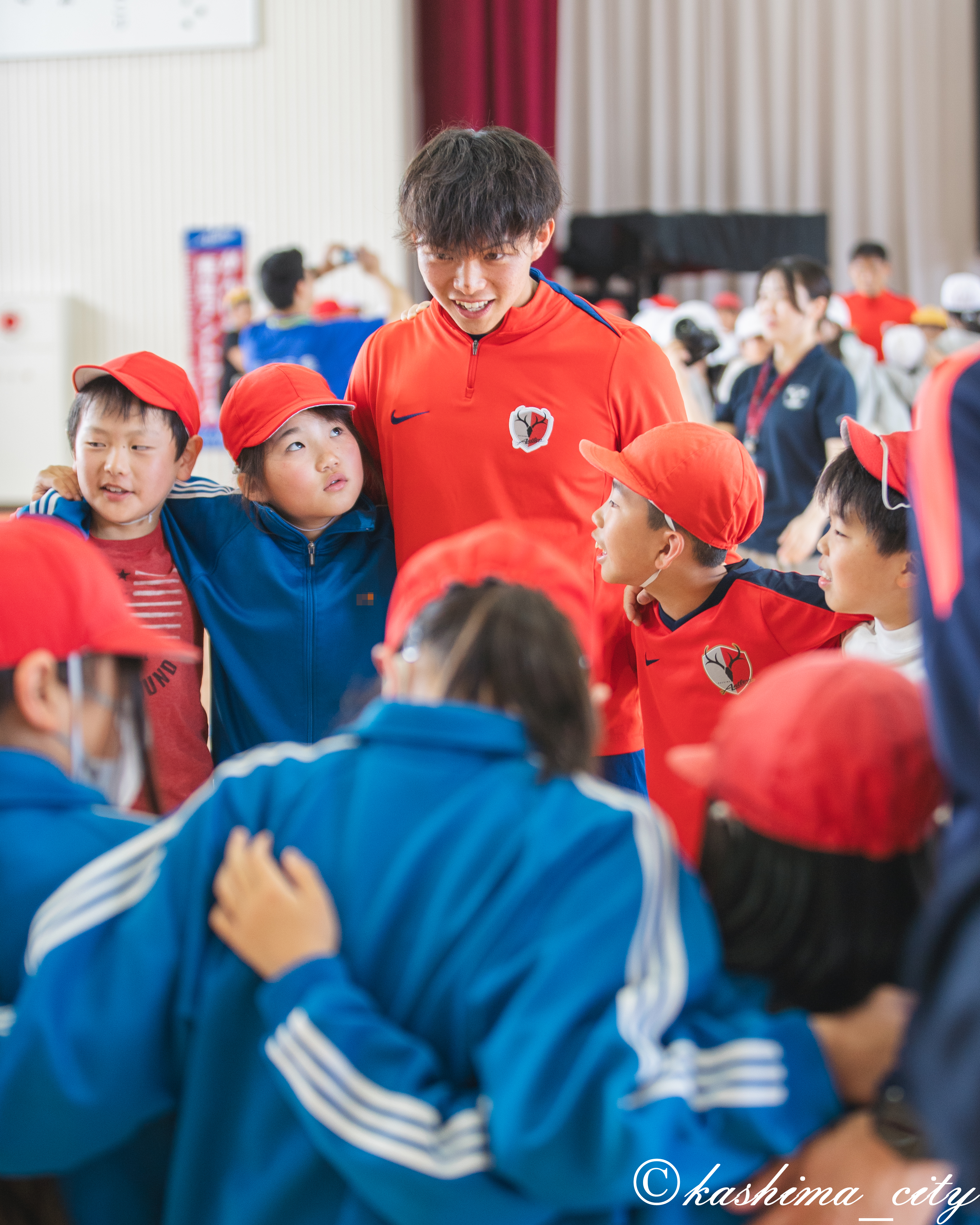 円陣を組む佐藤選手