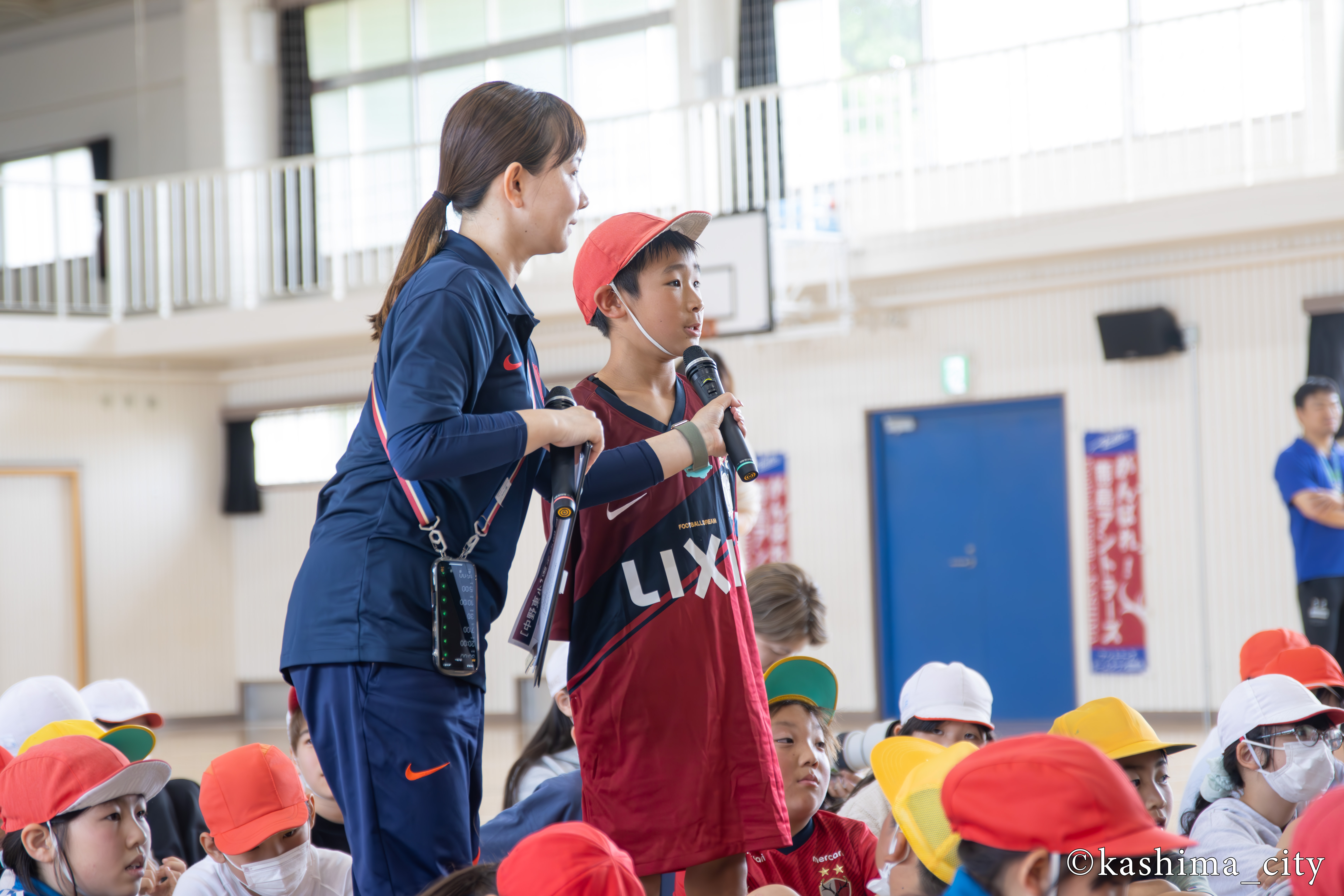 選手に質問する小学生