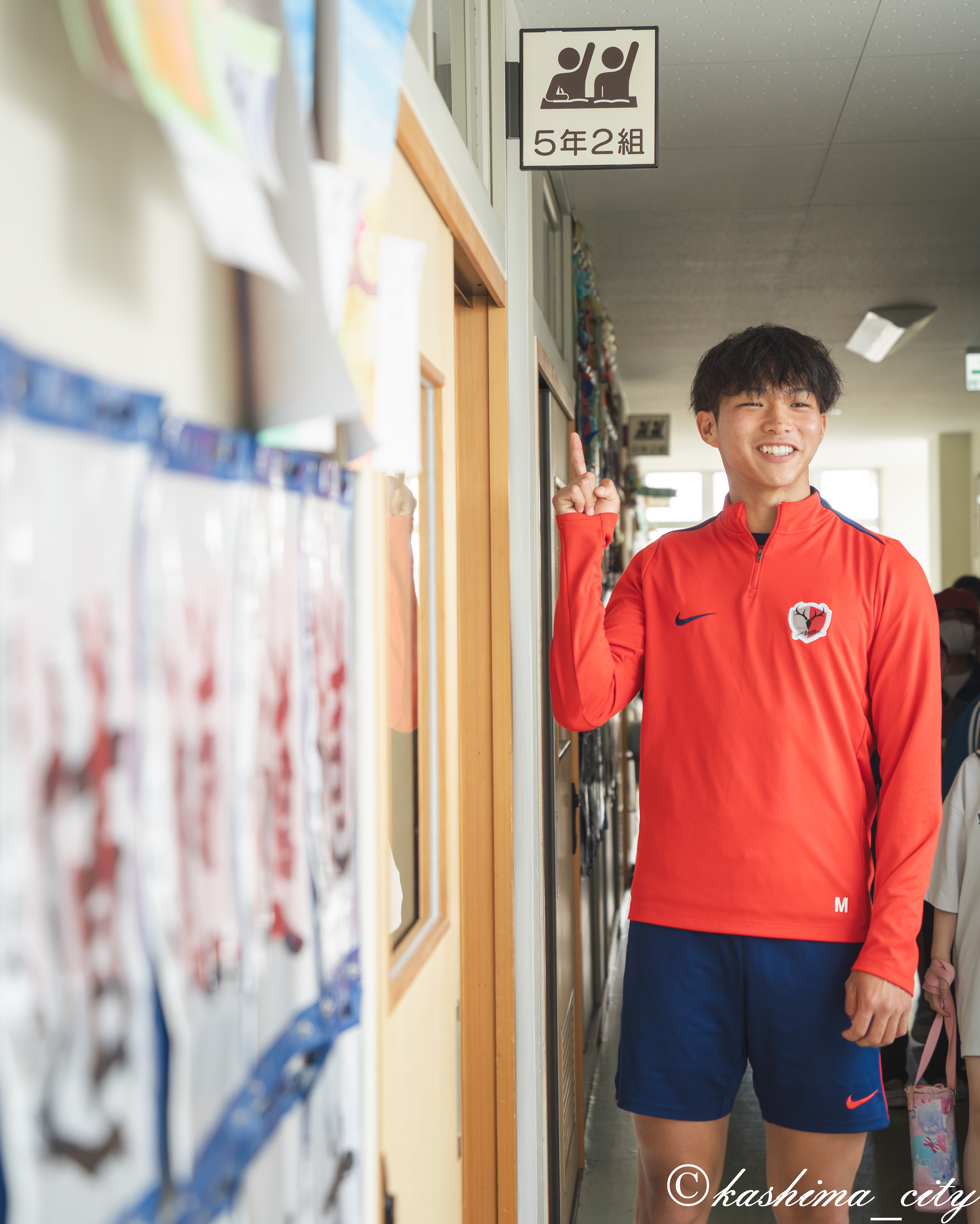 母校を見学する佐藤選手