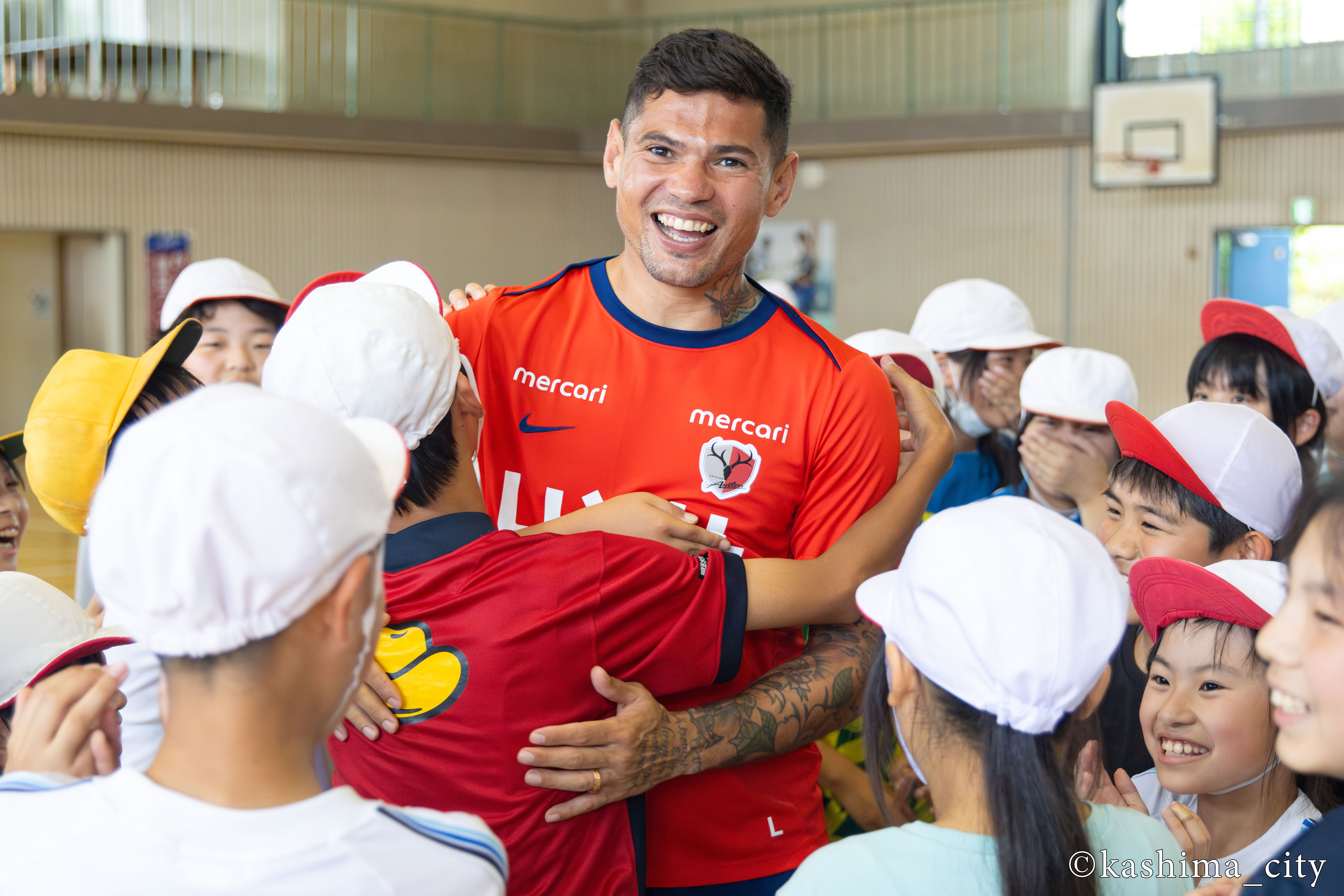 児童と交流するレオセアラ選手
