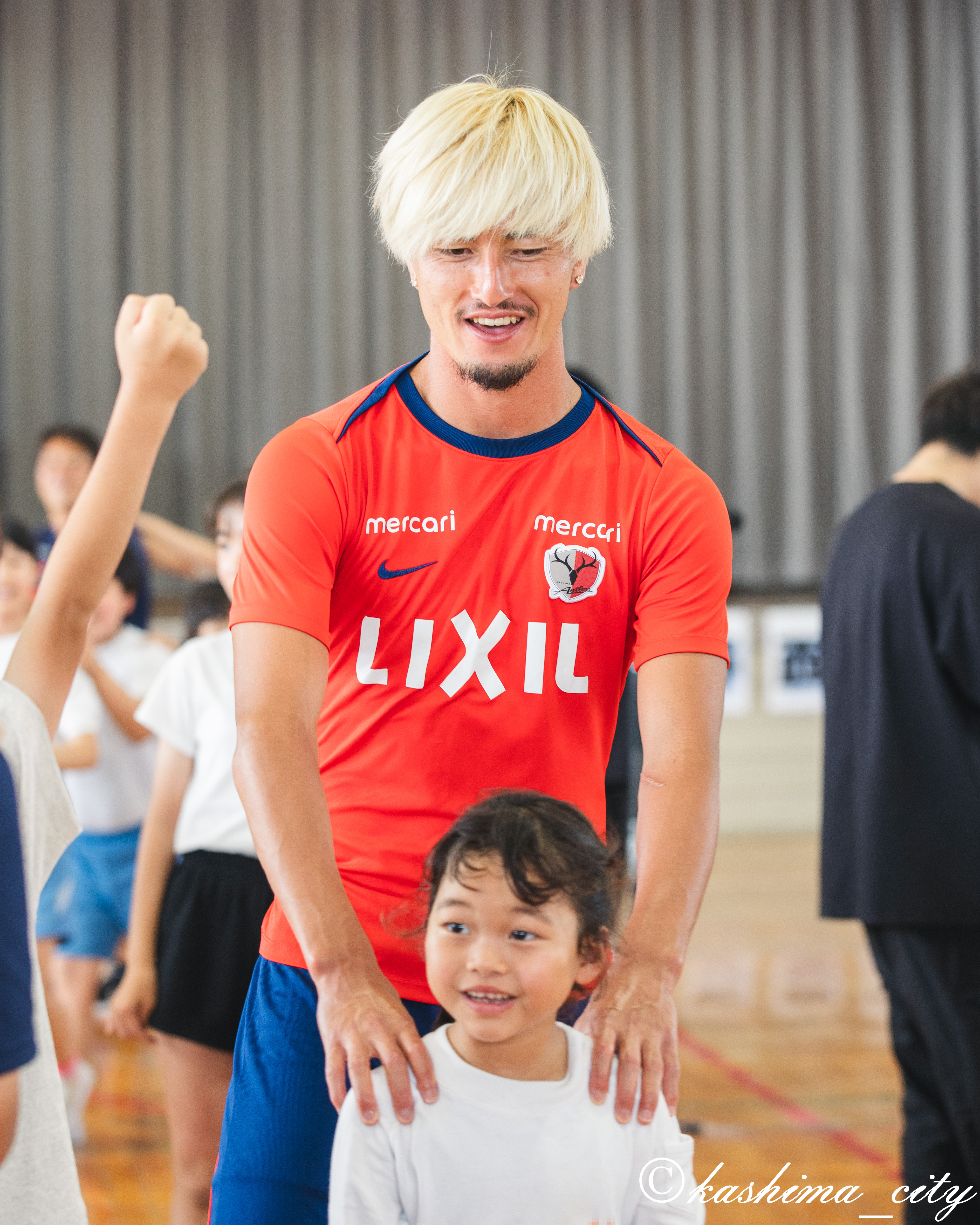 児童と交流する鈴木選手