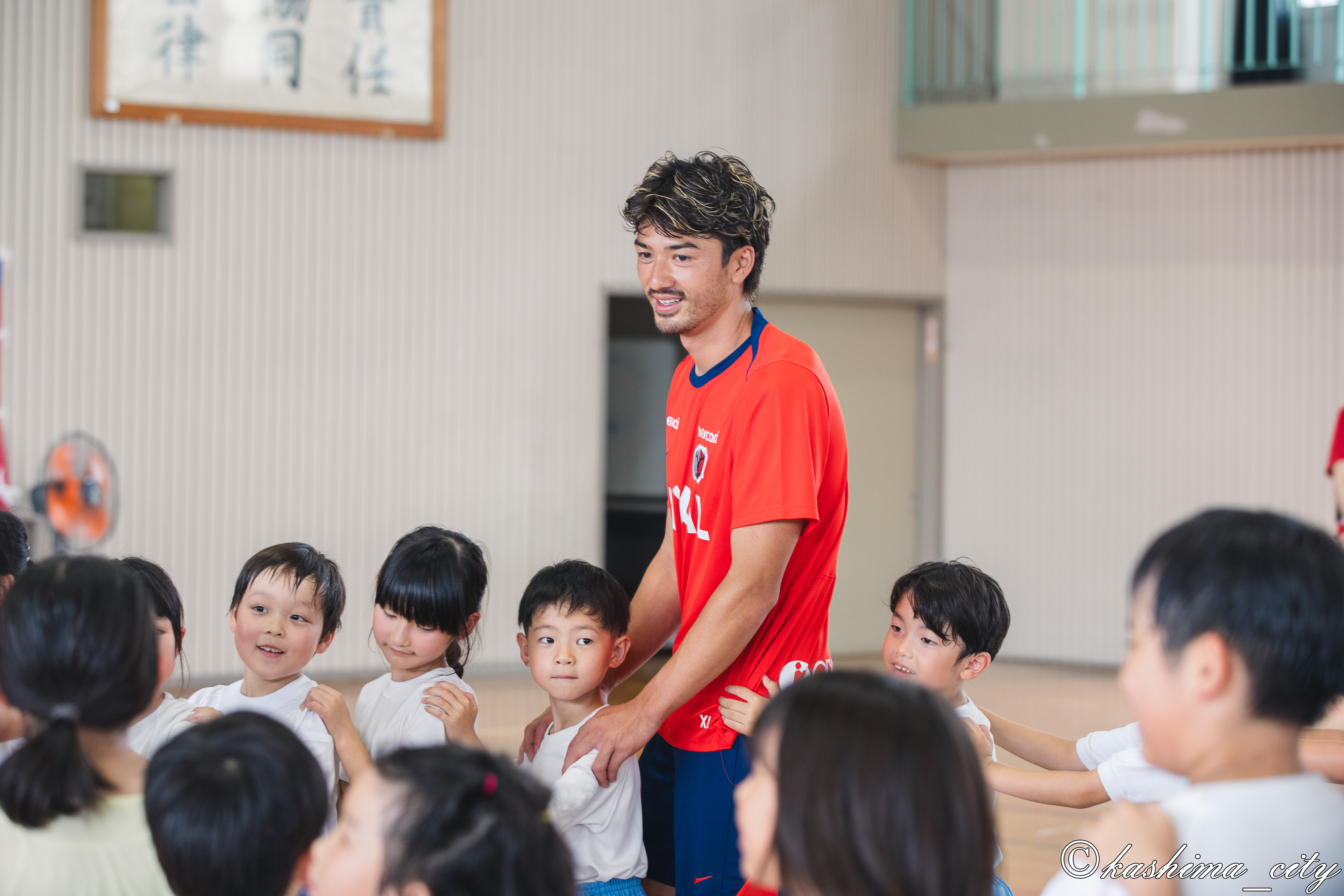 児童と交流する千田選手