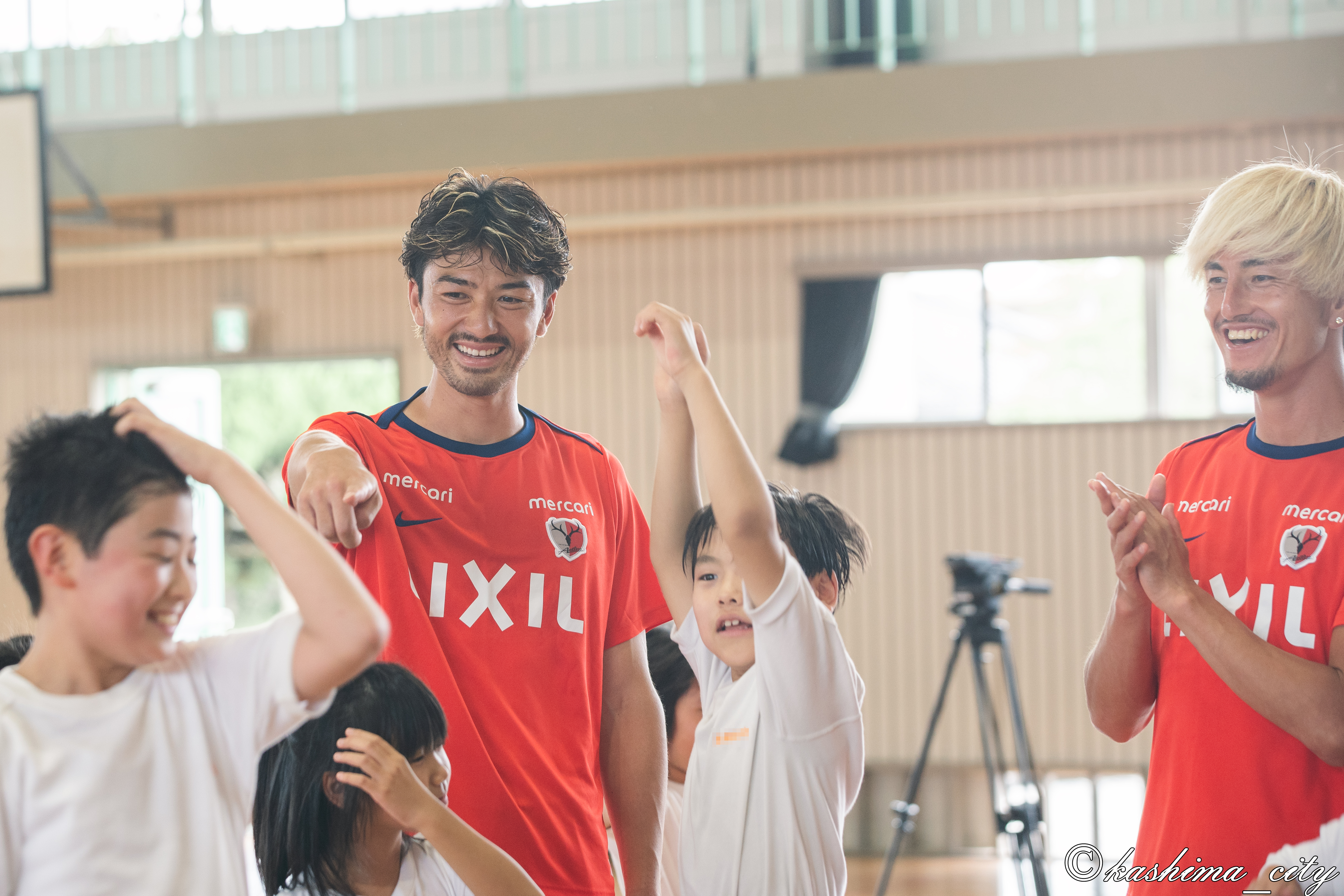 児童と交流する千田選手と鈴木選手