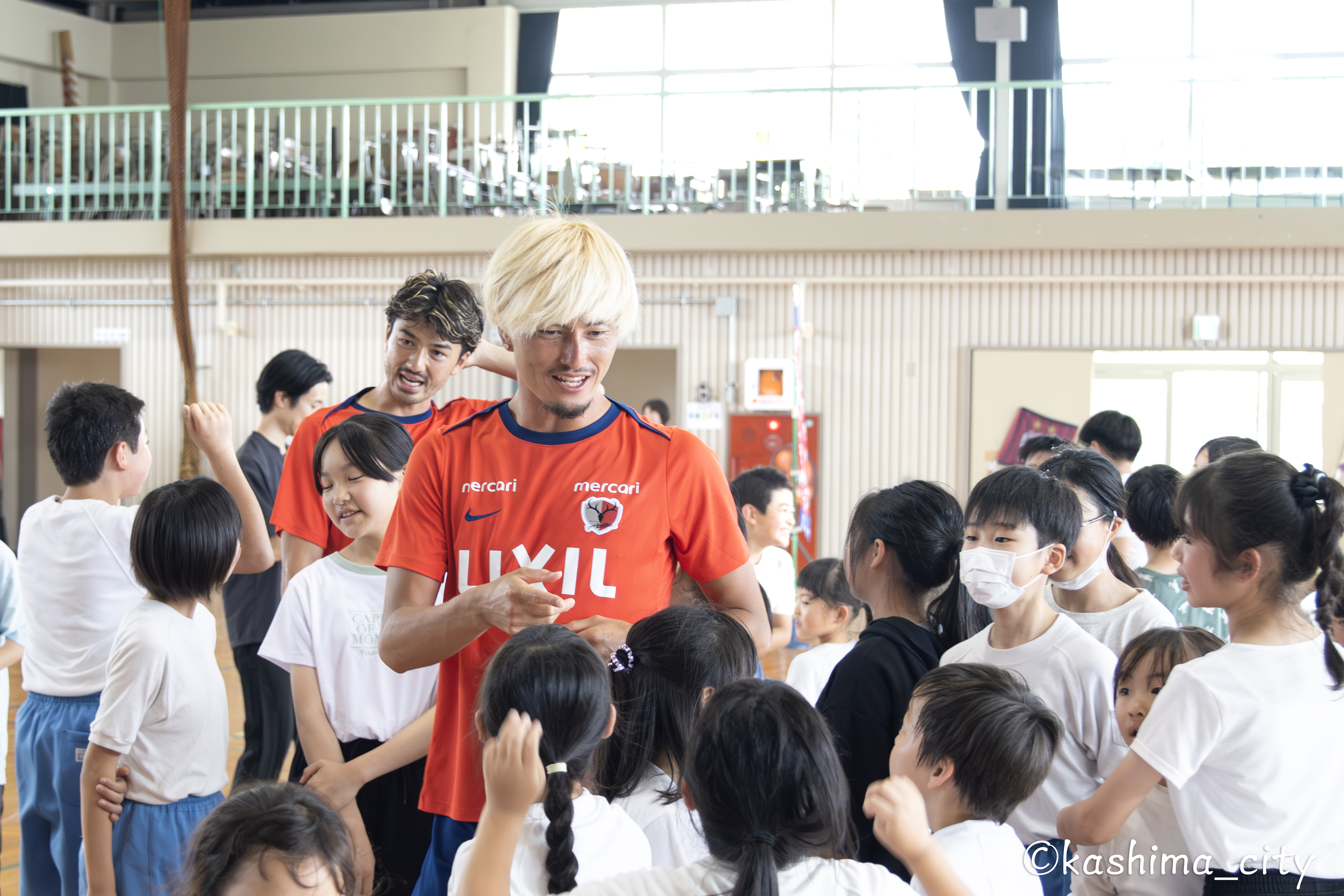 児童と交流する鈴木選手②